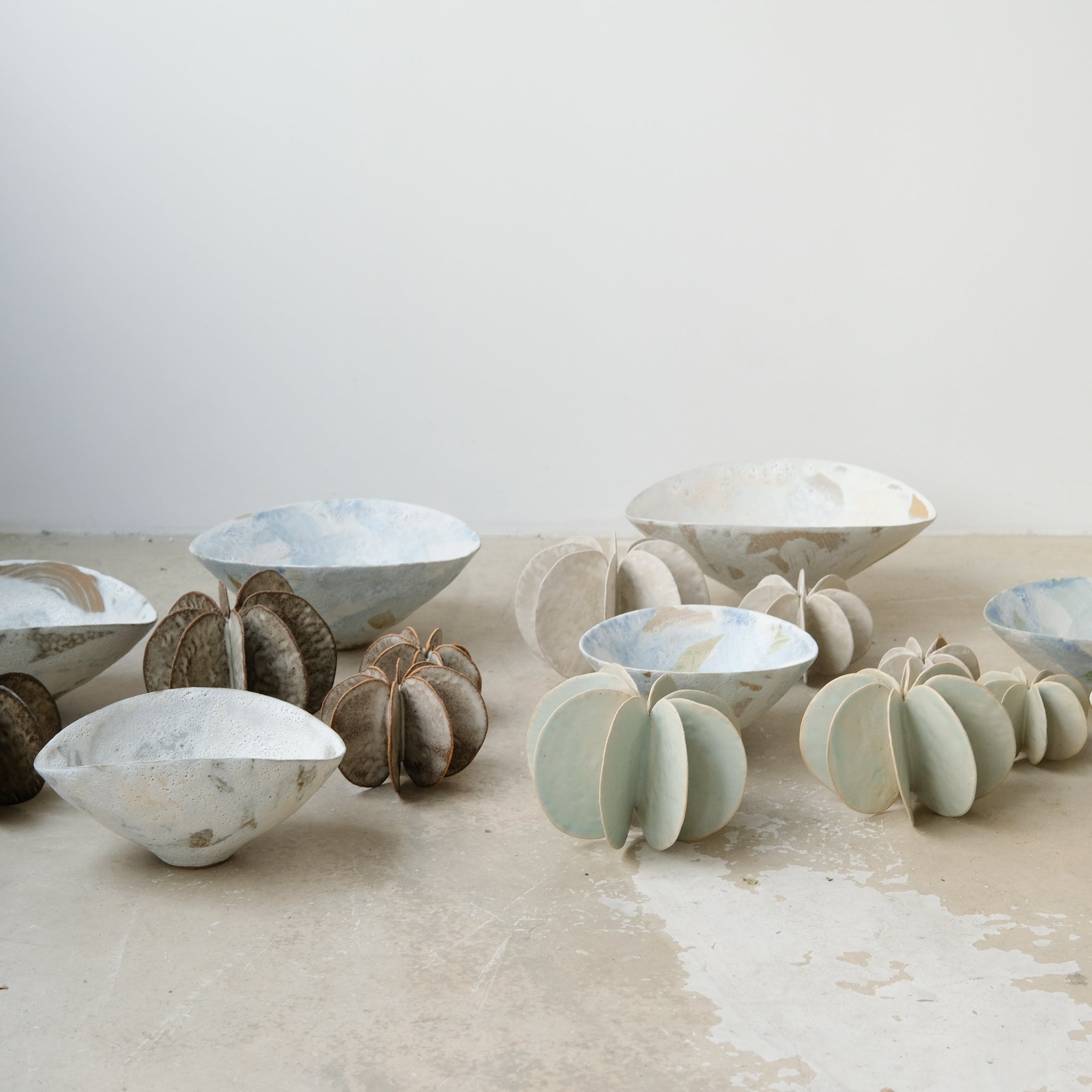 Objet Petale M en grès blanc D 13,3cm - vert céladon de Motoko Saigo chez Brutal Ceramics