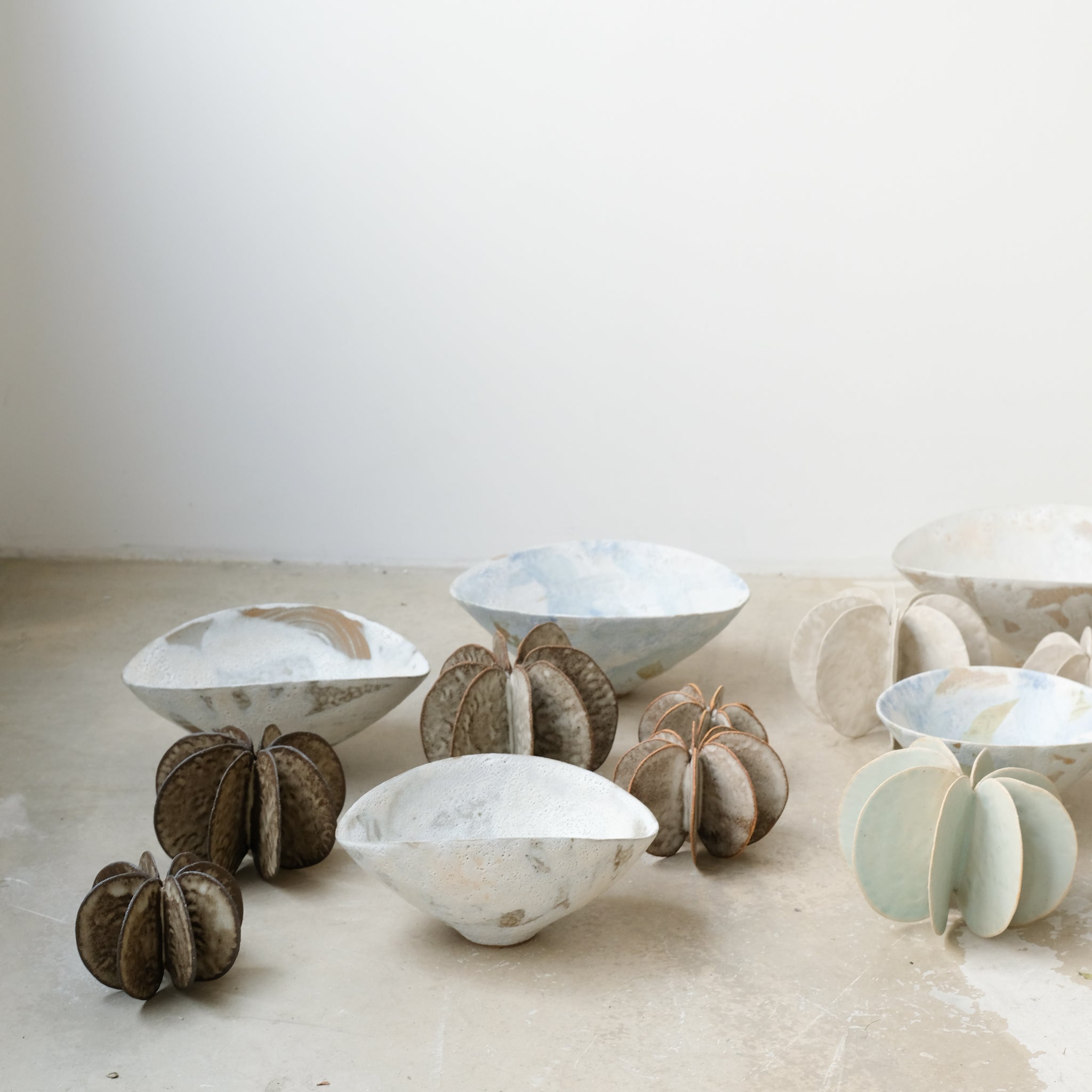 Bol 02 en grès D 15,7cm - Blanc et bleu de Motoko Saigo chez Brutal Ceramics