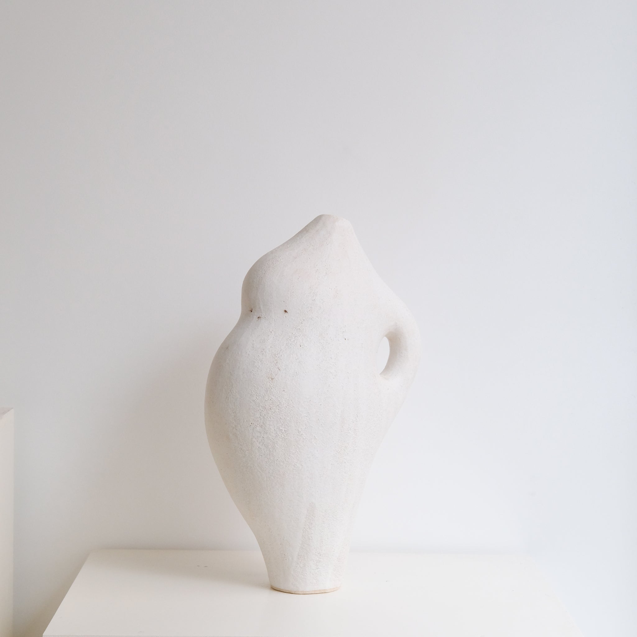 Sculpture "Dogu"  H45cm - Blanc mat - de Noe Kuremoto chez Brutal Ceramics