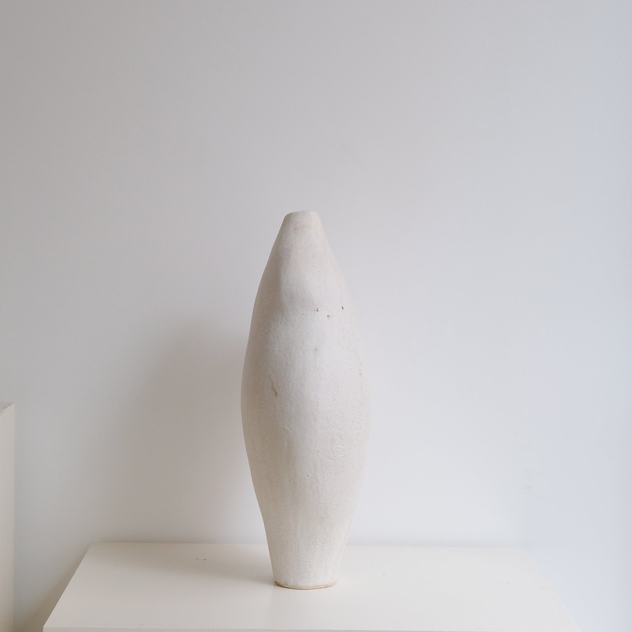 Sculpture "Dogu"  H45cm - Blanc mat - de Noe Kuremoto chez Brutal Ceramics