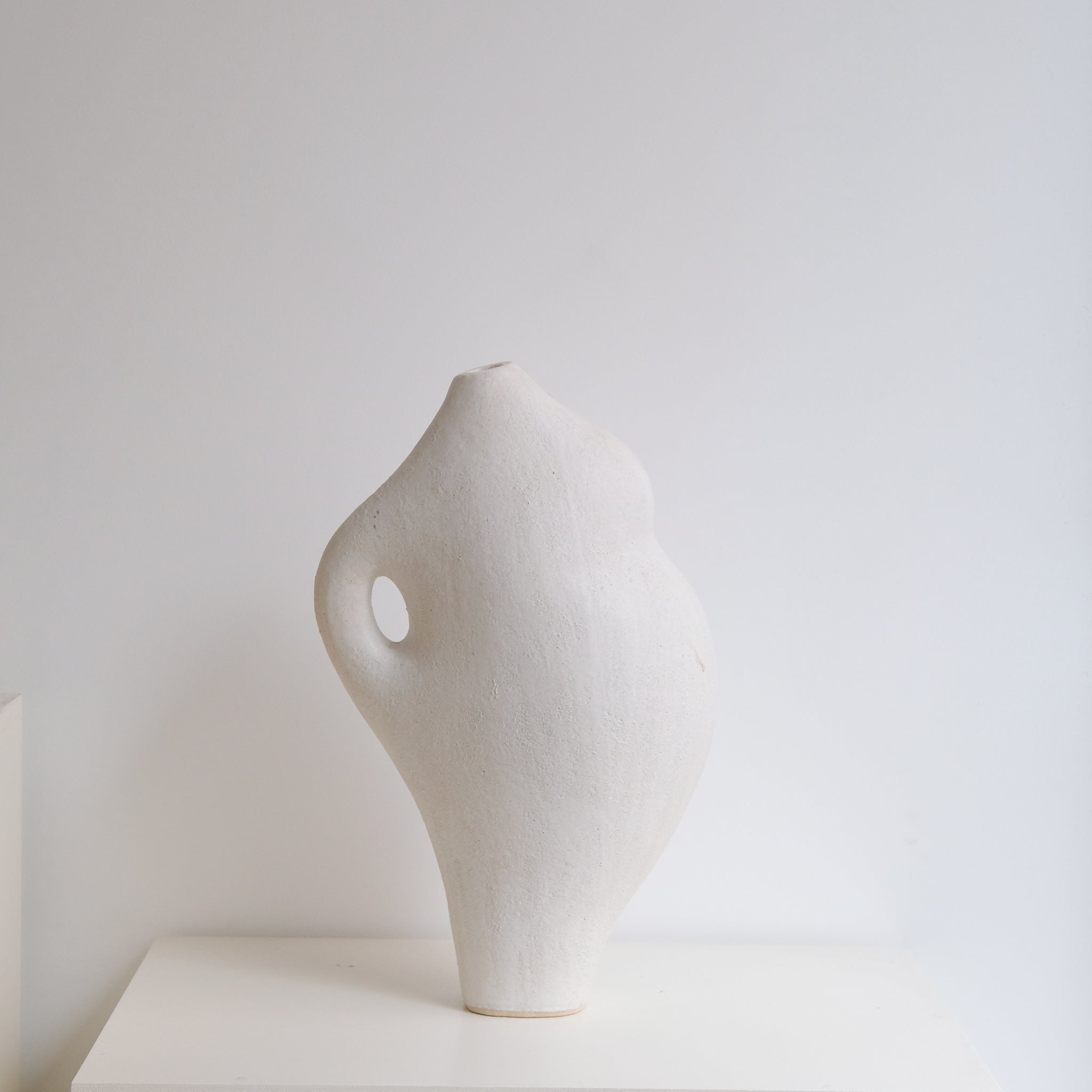 Sculpture "Dogu"  H45cm - Blanc mat - de Noe Kuremoto chez Brutal Ceramics