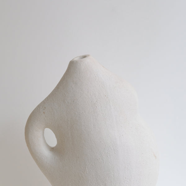 Sculpture "Dogu"  H45cm - Blanc mat - de Noe Kuremoto chez Brutal Ceramics