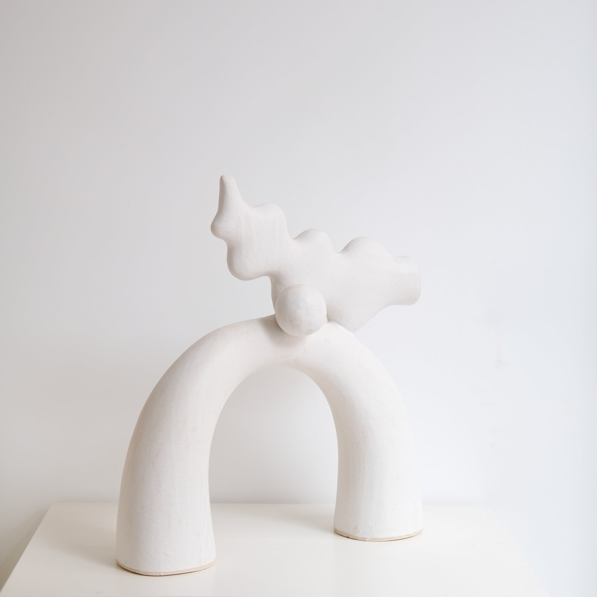 Sculpture "Shimekazari"  H45cm - Blanc mat - de Noe Kuremoto chez Brutal Ceramics