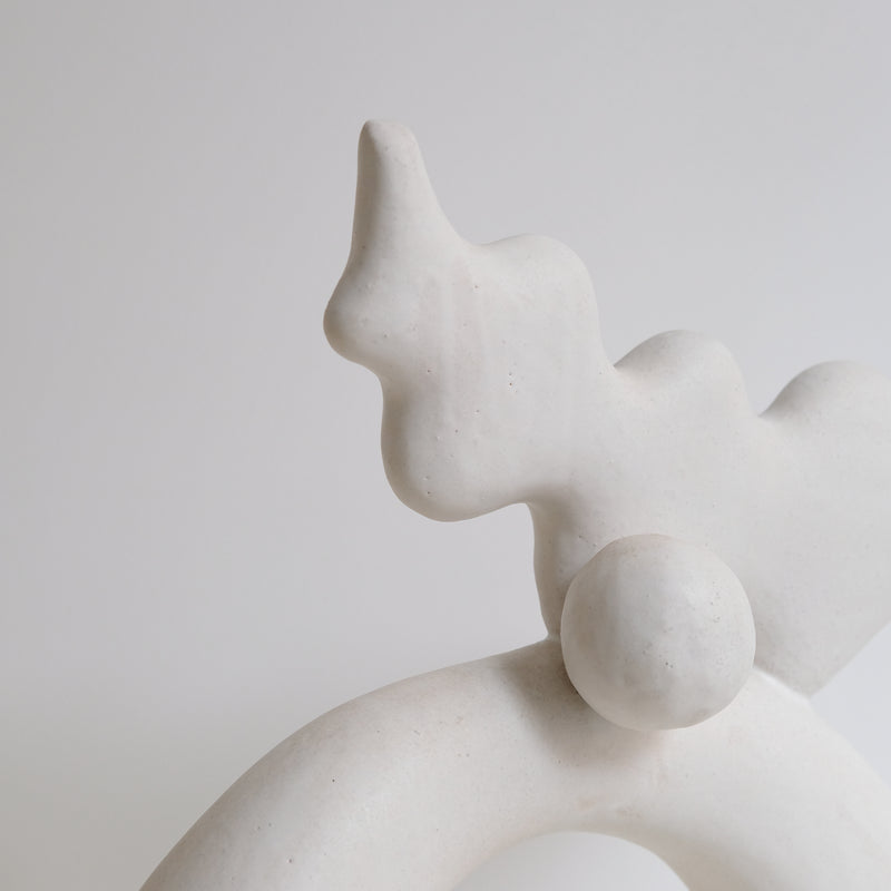 Sculpture "Shimekazari"  H45cm - Blanc mat - de Noe Kuremoto chez Brutal Ceramics