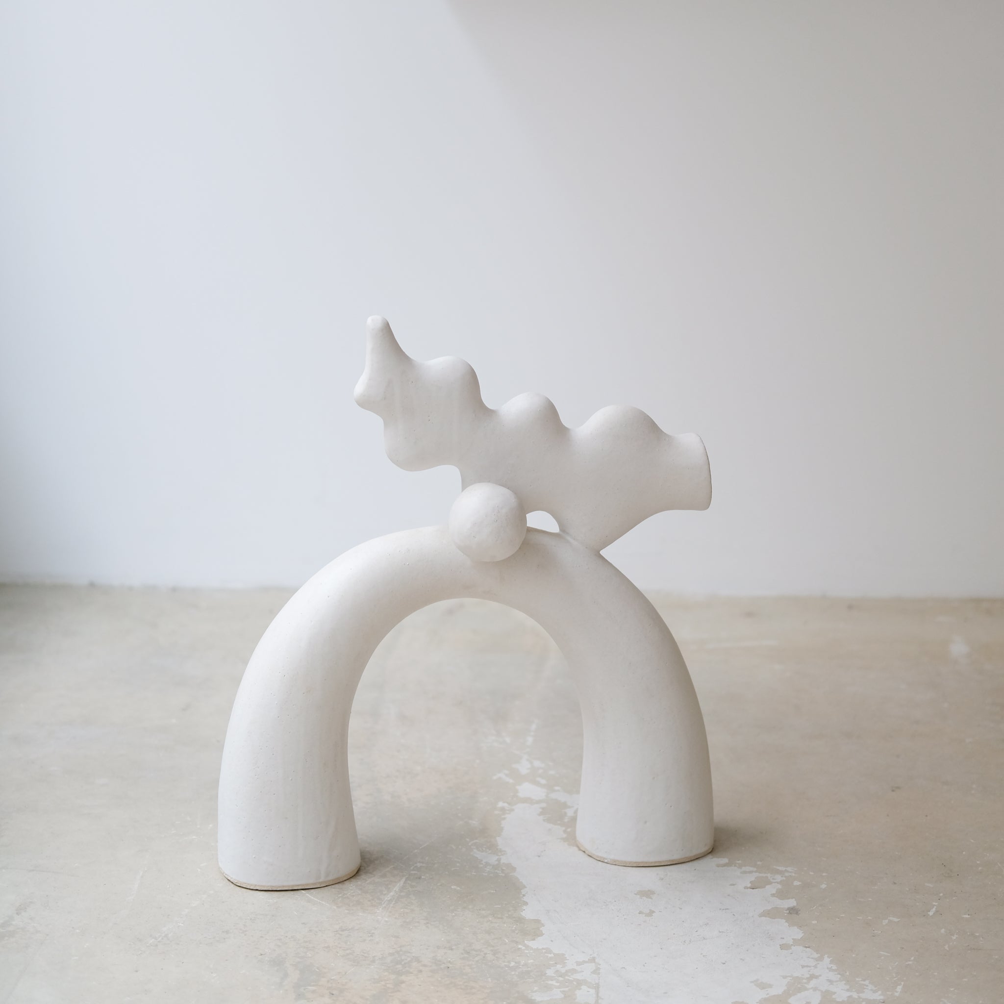 Sculpture "Shimekazari"  H45cm - Blanc mat - de Noe Kuremoto chez Brutal Ceramics