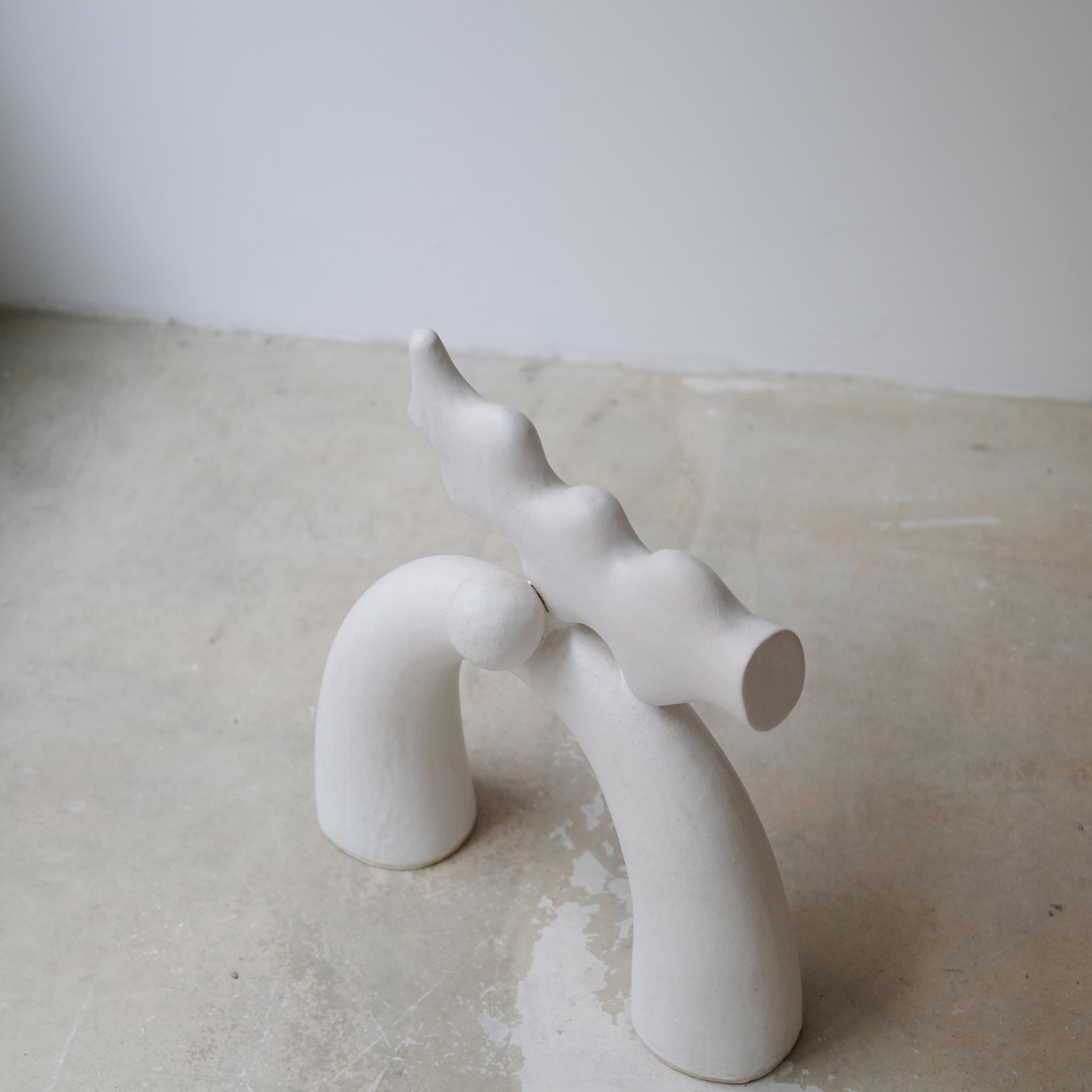 Sculpture "Shimekazari"  H45cm - Blanc mat - de Noe Kuremoto chez Brutal Ceramics