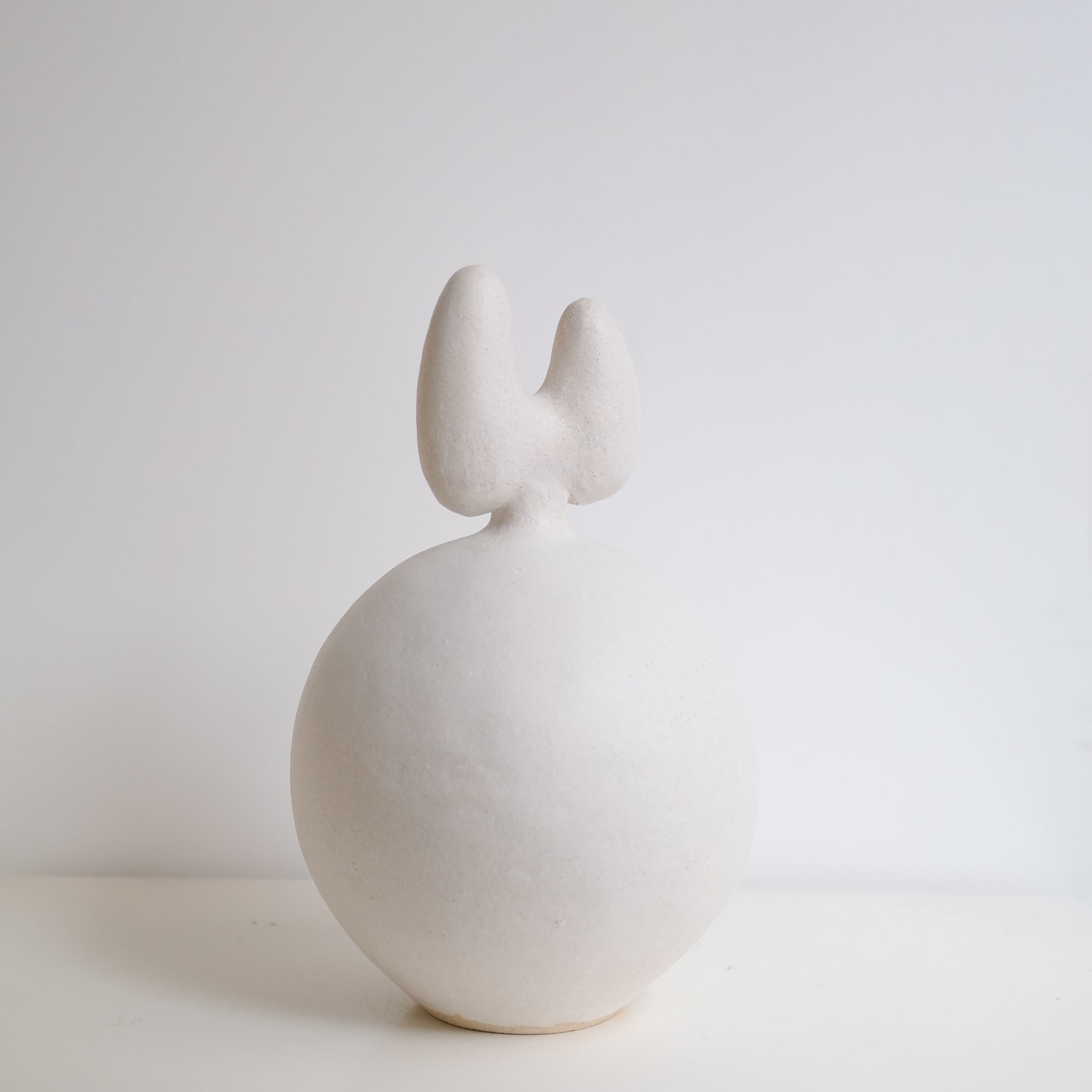 Sculpture "Daruma"  H35cm - Blanc mat de Noe Kuremoto chez Brutal Ceramics