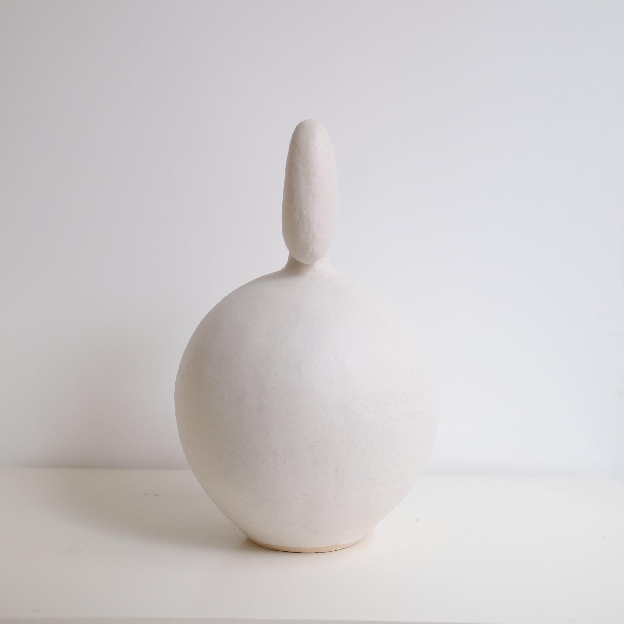Sculpture "Daruma"  H35cm - Blanc mat de Noe Kuremoto chez Brutal Ceramics