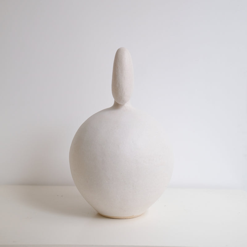 Sculpture "Daruma"  H35cm - Blanc mat de Noe Kuremoto chez Brutal Ceramics