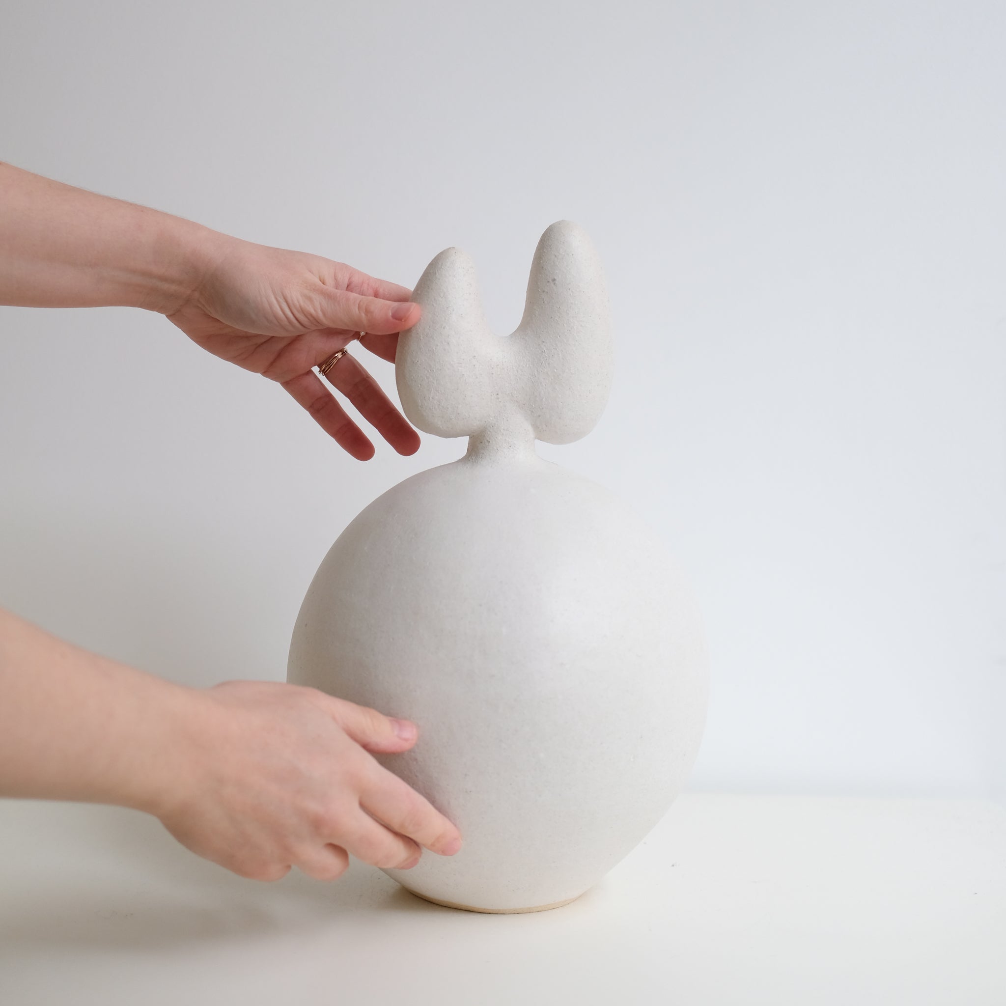 Sculpture "Daruma"  H35cm - Blanc mat de Noe Kuremoto chez Brutal Ceramics