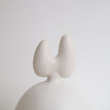 Sculpture "Daruma"  H35cm - Blanc mat de Noe Kuremoto chez Brutal Ceramics