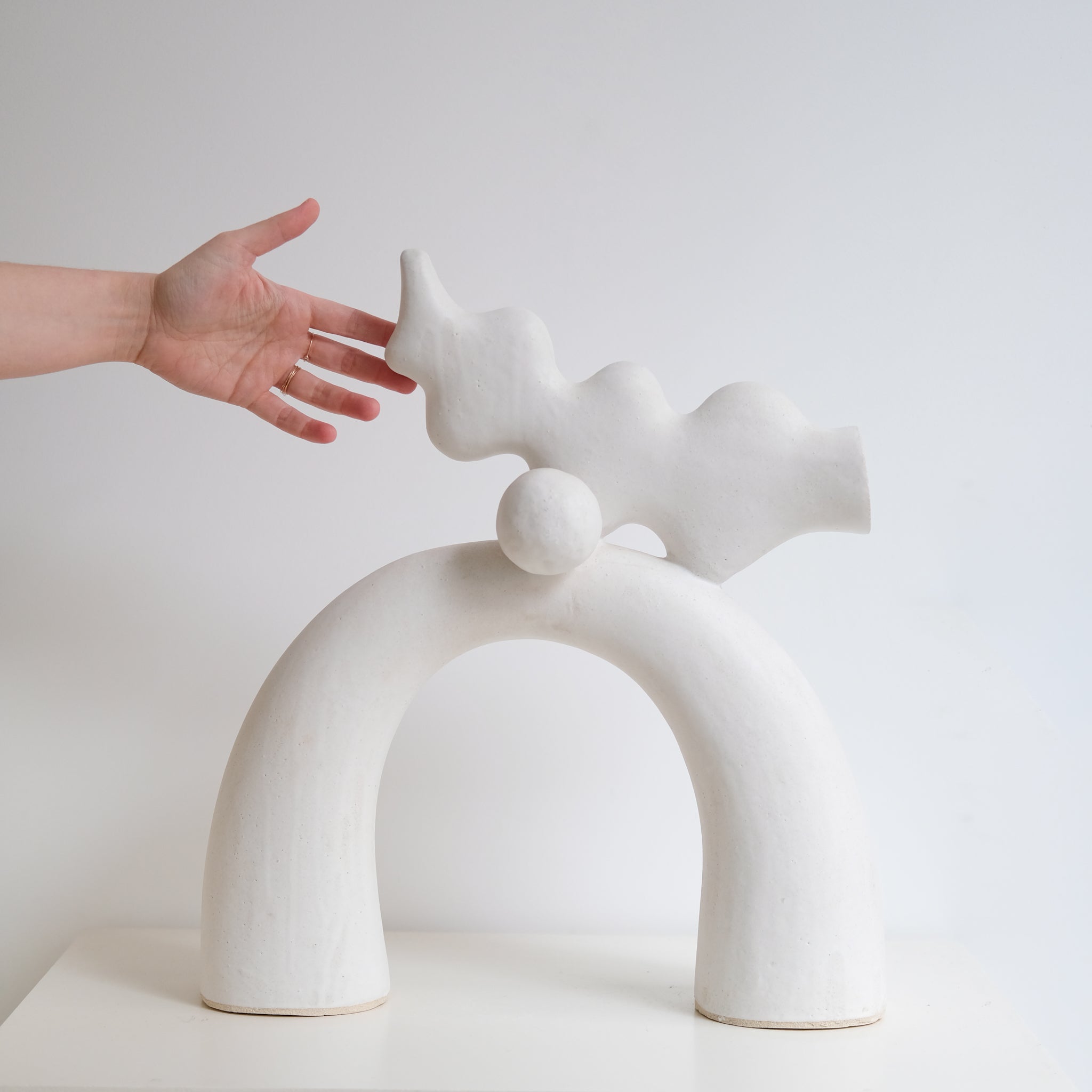 Sculpture "Shimekazari"  H45cm - Blanc mat - de Noe Kuremoto chez Brutal Ceramics