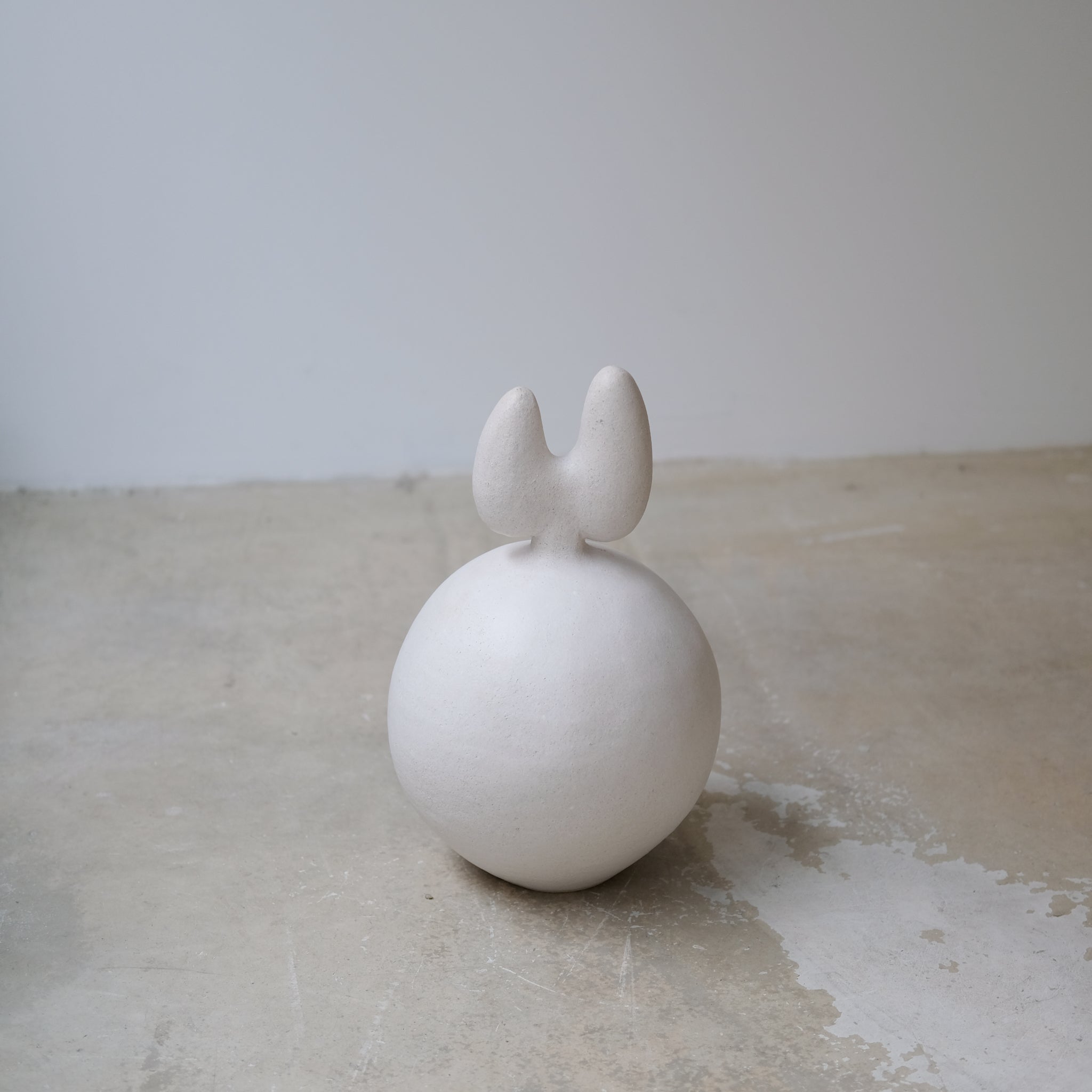Sculpture "Daruma"  H35cm - Blanc mat de Noe Kuremoto chez Brutal Ceramics