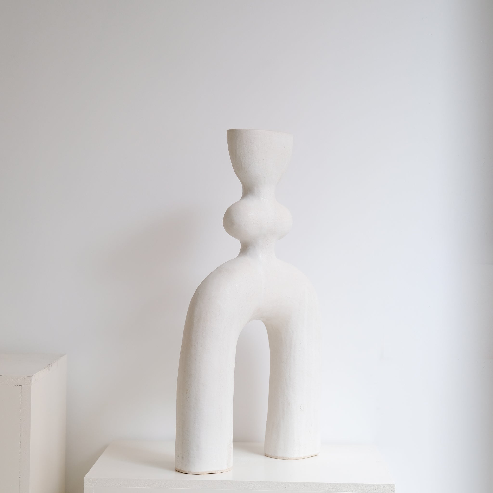Sculpture "Haniwa Warrior"  H68cm - Blanc mat de Noe Kuremoto chez Brutal Ceramics