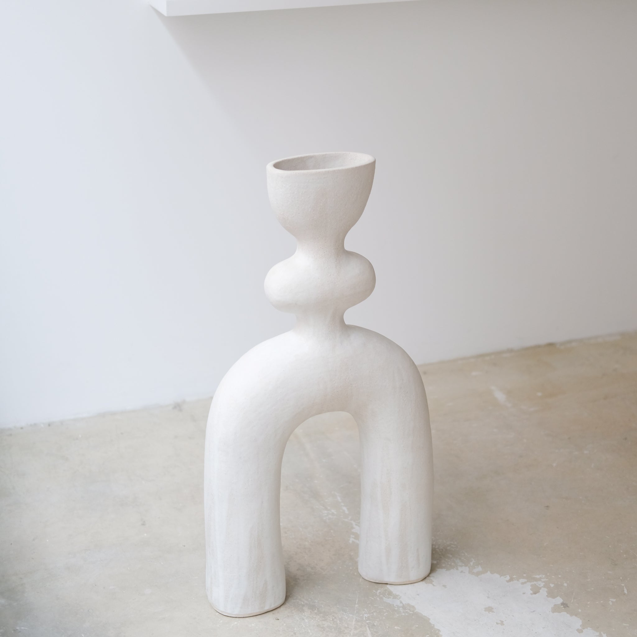 Sculpture "Haniwa Warrior"  H68cm - Blanc mat de Noe Kuremoto chez Brutal Ceramics