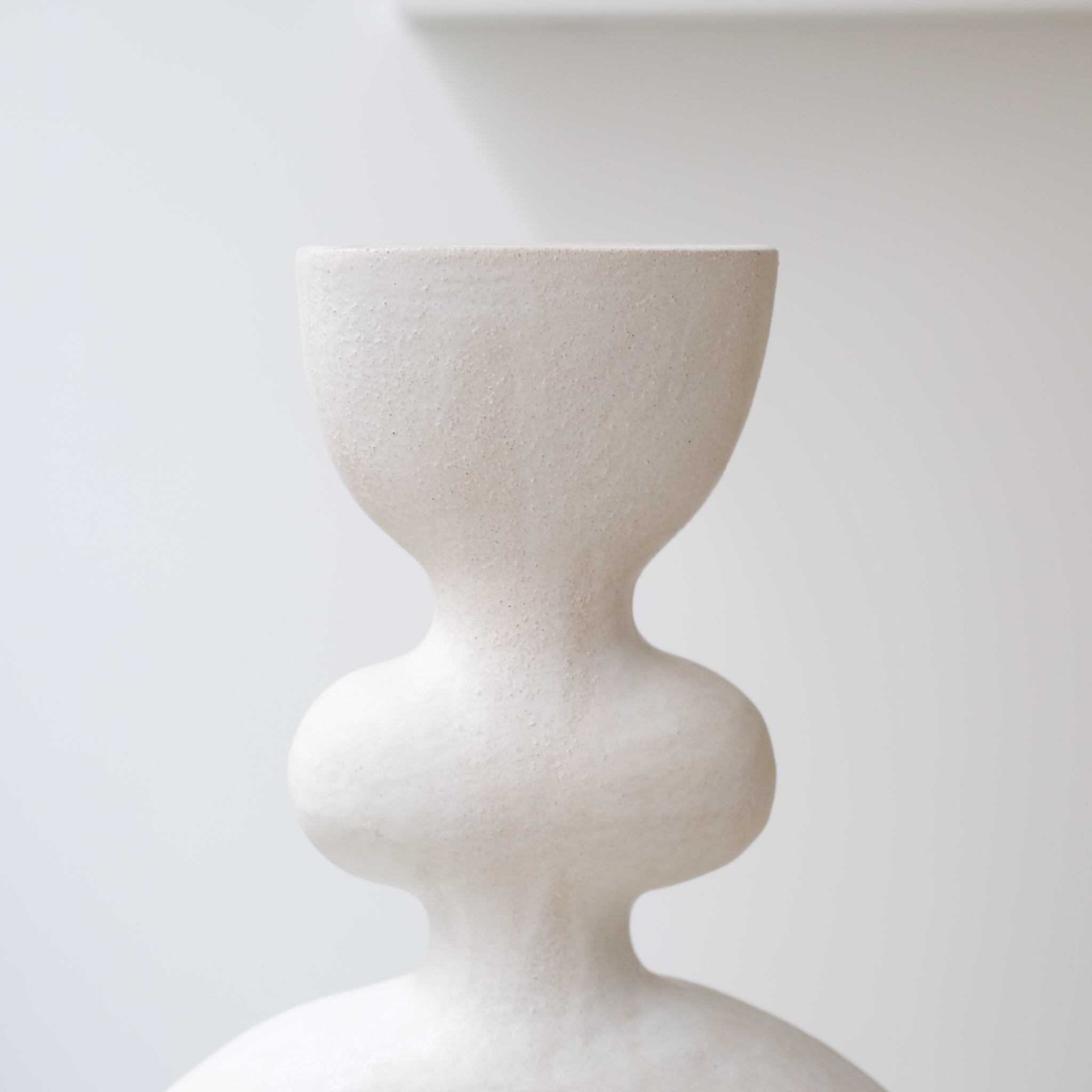 Sculpture "Haniwa Warrior"  H68cm - Blanc mat de Noe Kuremoto chez Brutal Ceramics