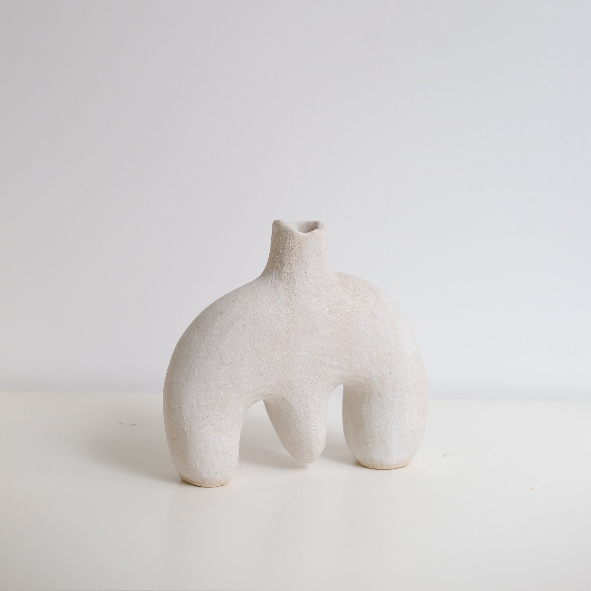Sculpture chandelier "Wanwan"  H18cm - Blanc mat de Noe Kuremoto chez Brutal Ceramics