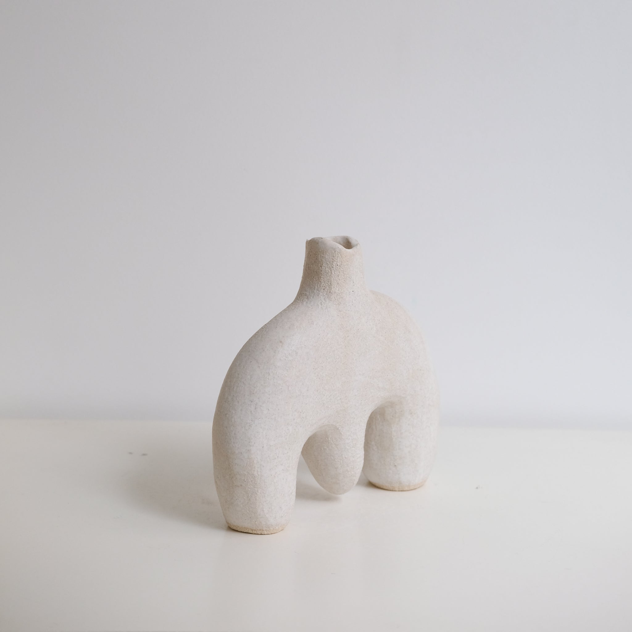 Sculpture chandelier "Wanwan"  H18cm - Blanc mat de Noe Kuremoto chez Brutal Ceramics