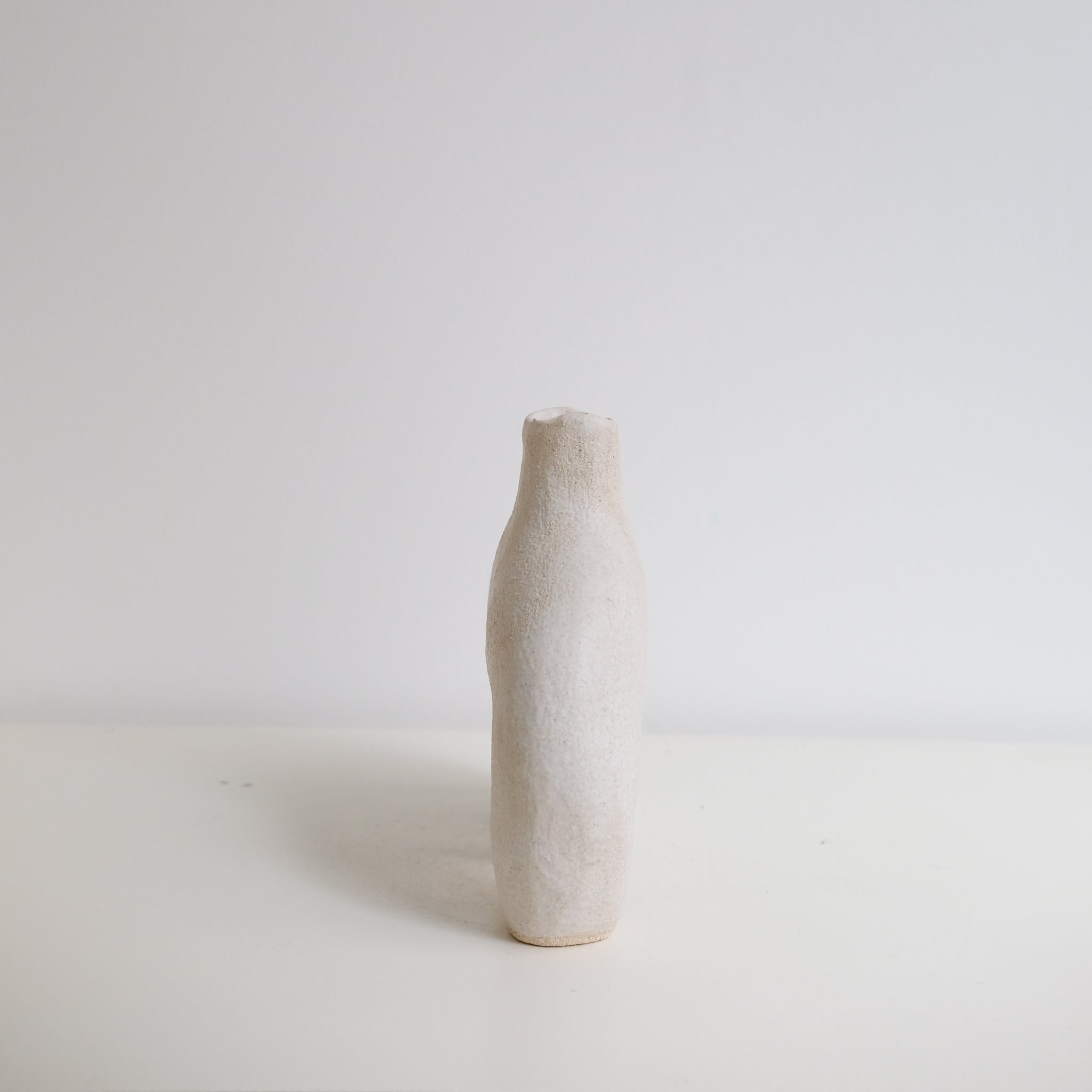 Sculpture chandelier "Wanwan"  H18cm - Blanc mat de Noe Kuremoto chez Brutal Ceramics