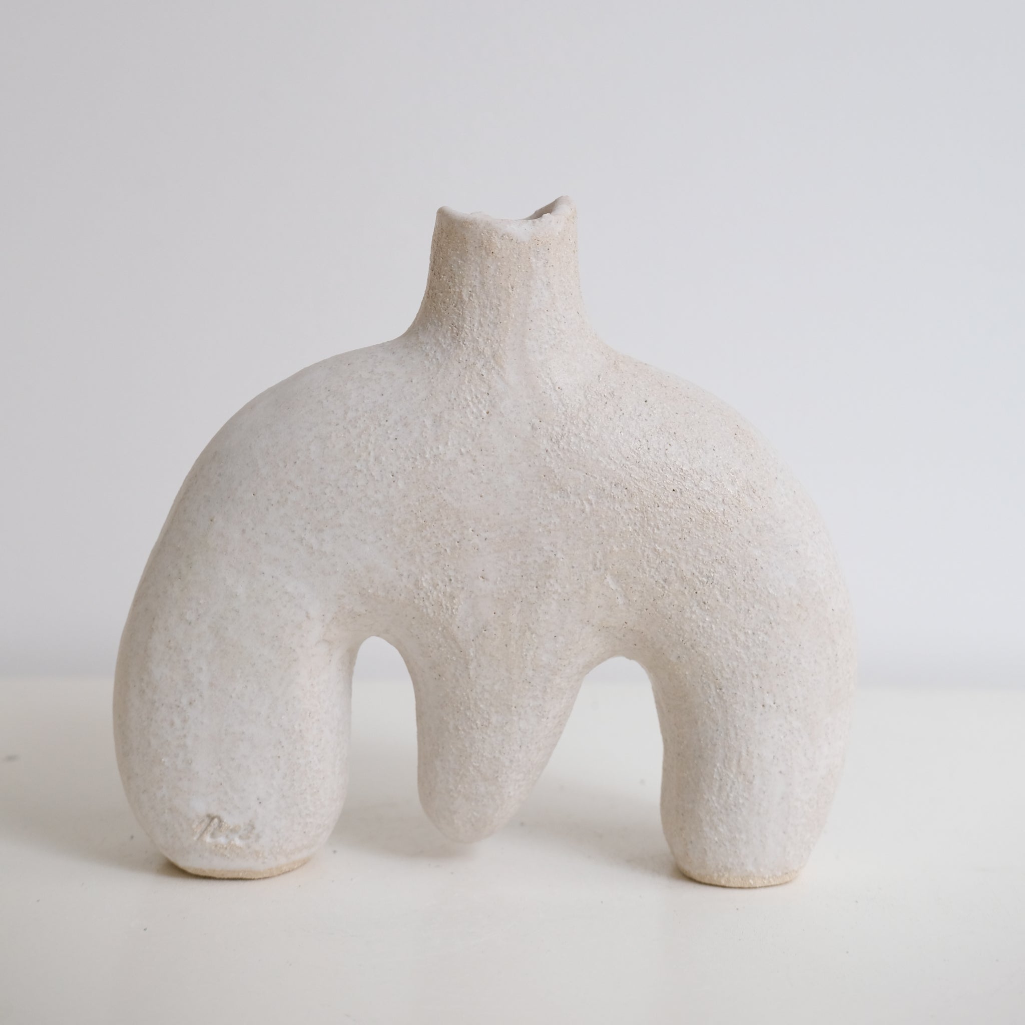 Sculpture chandelier "Wanwan"  H18cm - Blanc mat de Noe Kuremoto chez Brutal Ceramics