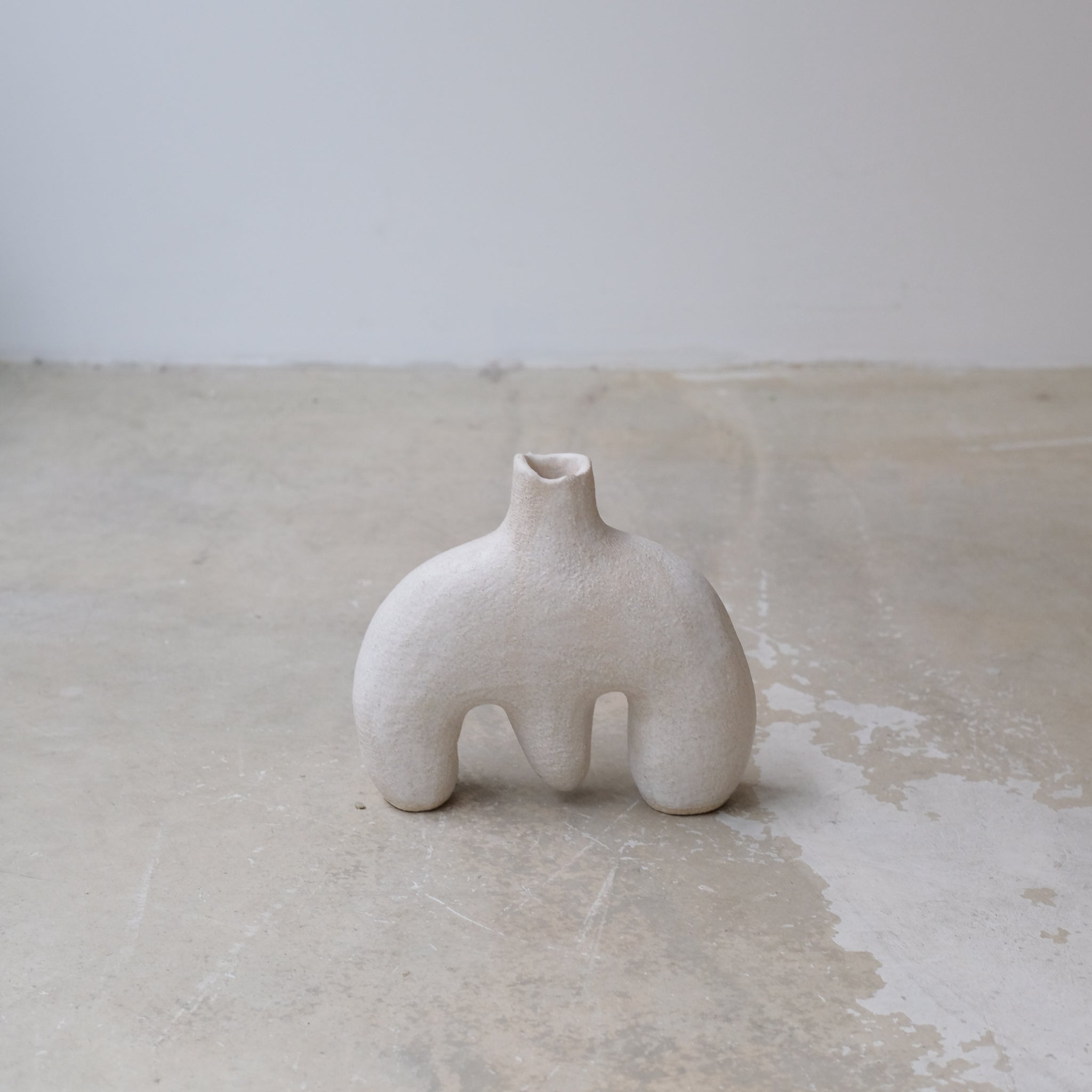 Sculpture chandelier "Wanwan"  H18cm - Blanc mat de Noe Kuremoto chez Brutal Ceramics