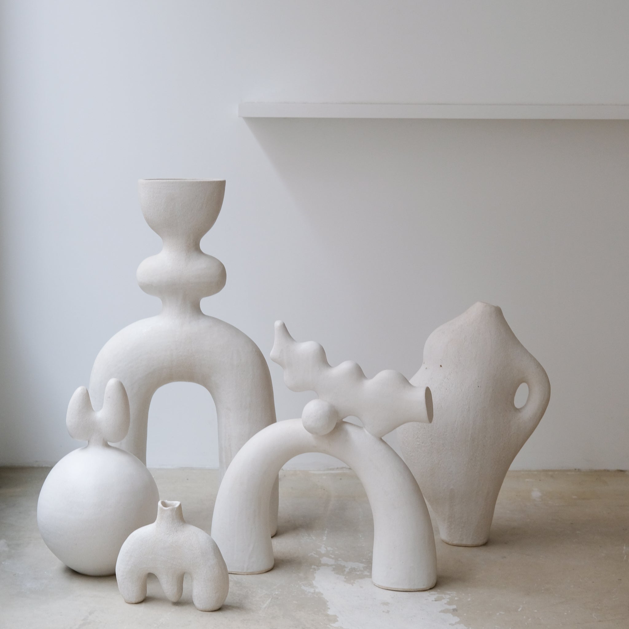Sculpture "Haniwa Warrior"  H68cm - Blanc mat de Noe Kuremoto chez Brutal Ceramics