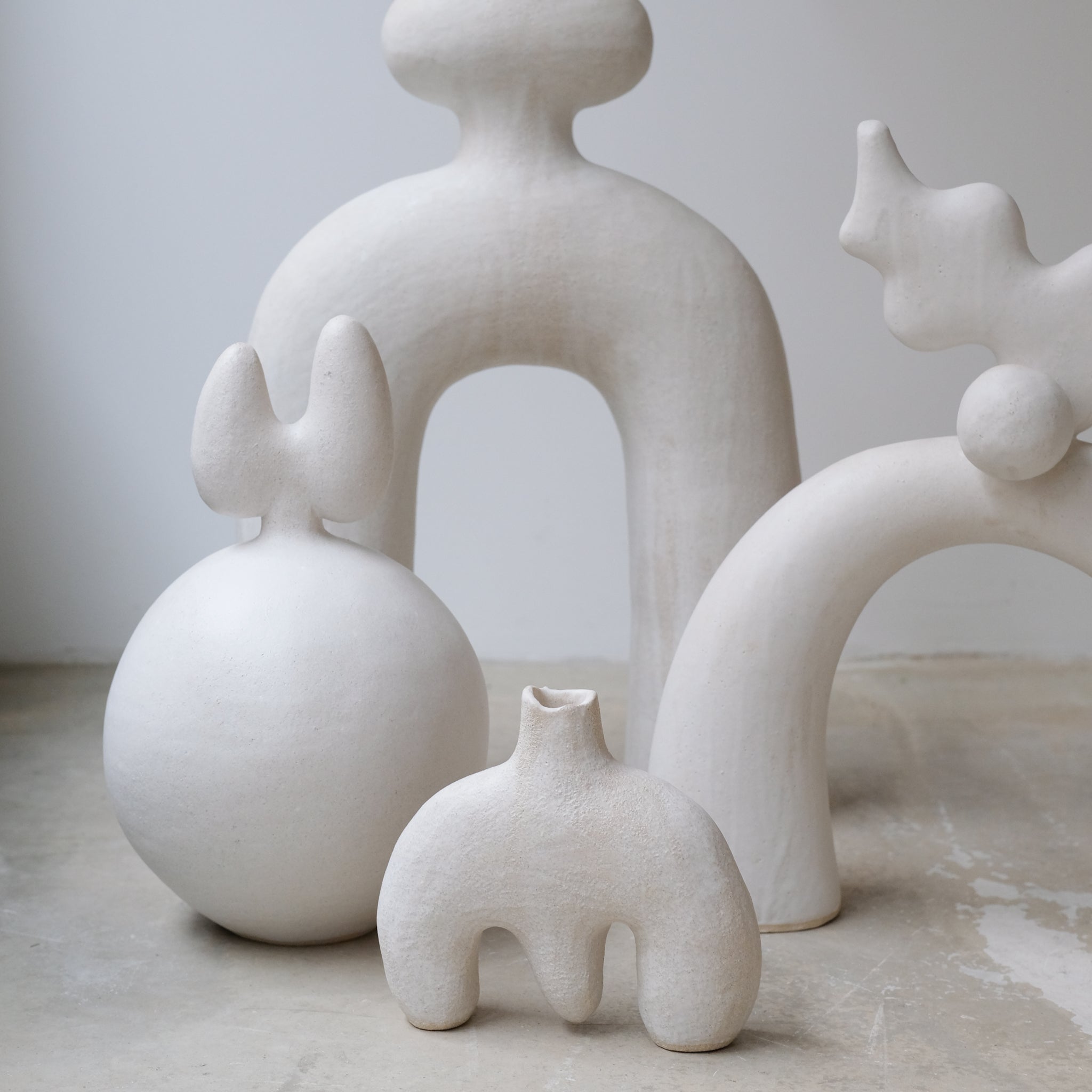 Sculpture chandelier "Wanwan"  H18cm - Blanc mat de Noe Kuremoto chez Brutal Ceramics