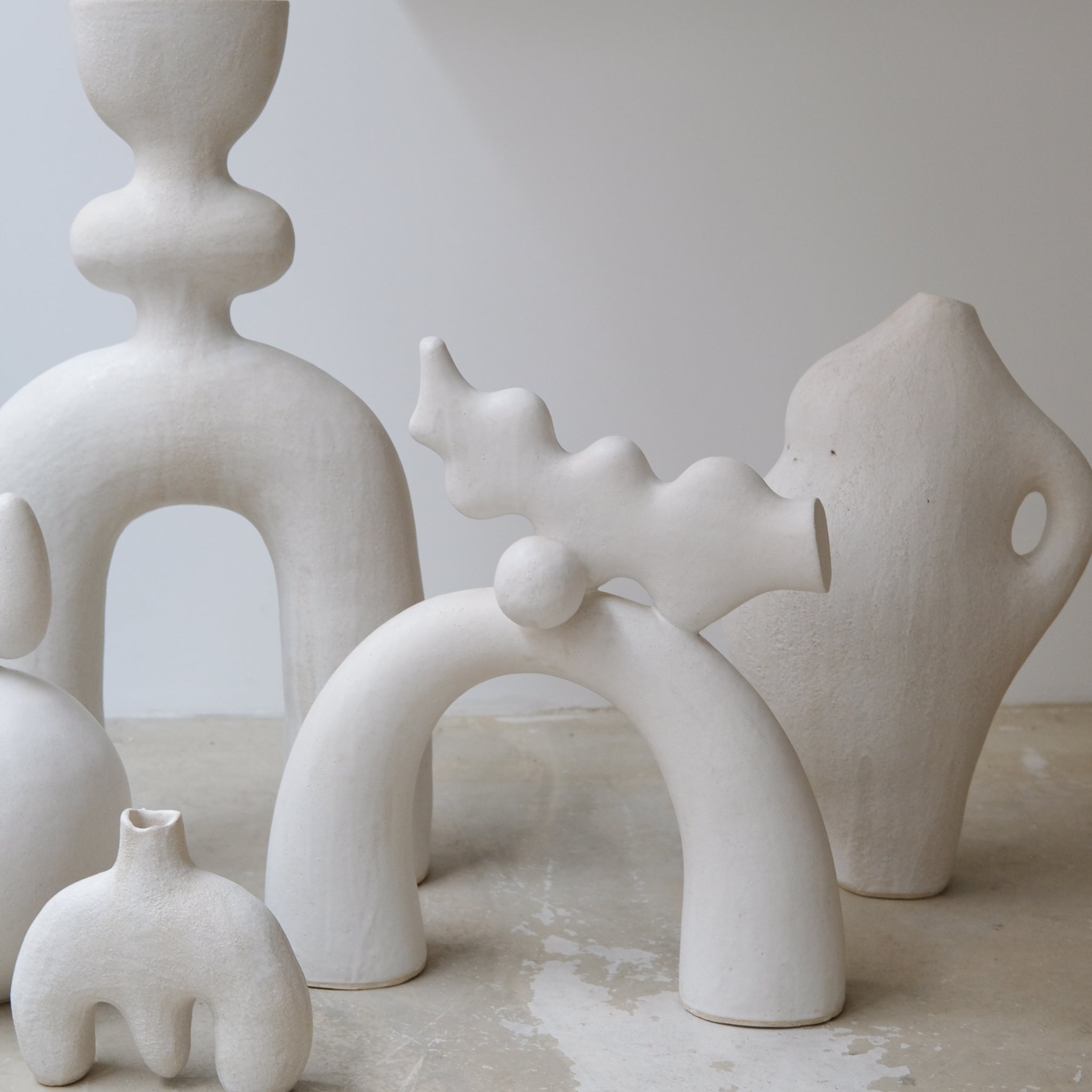 Sculpture "Shimekazari"  H45cm - Blanc mat - de Noe Kuremoto chez Brutal Ceramics
