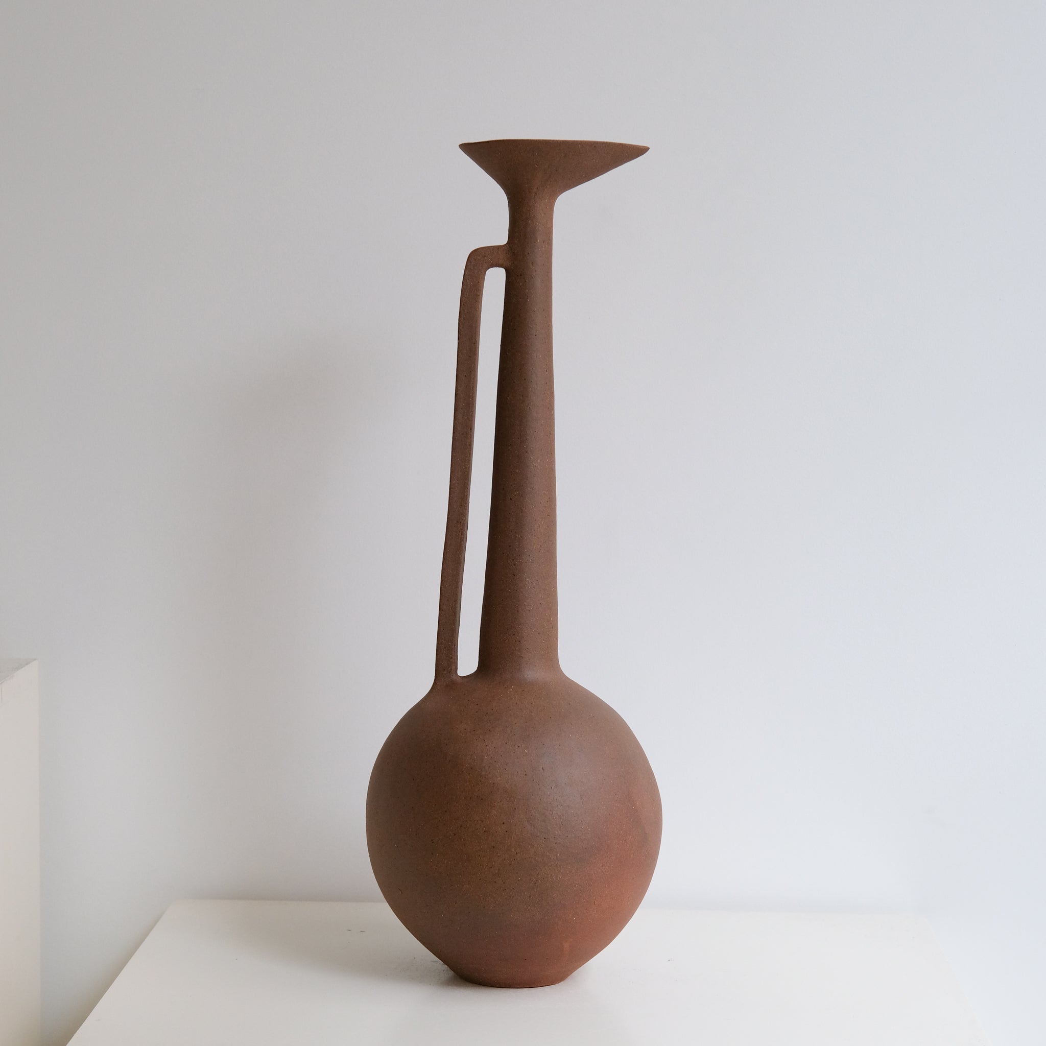 Sculpture "Crane Wife"  H59cm - Ocre de Noe Kuremoto chez Brutal Ceramics