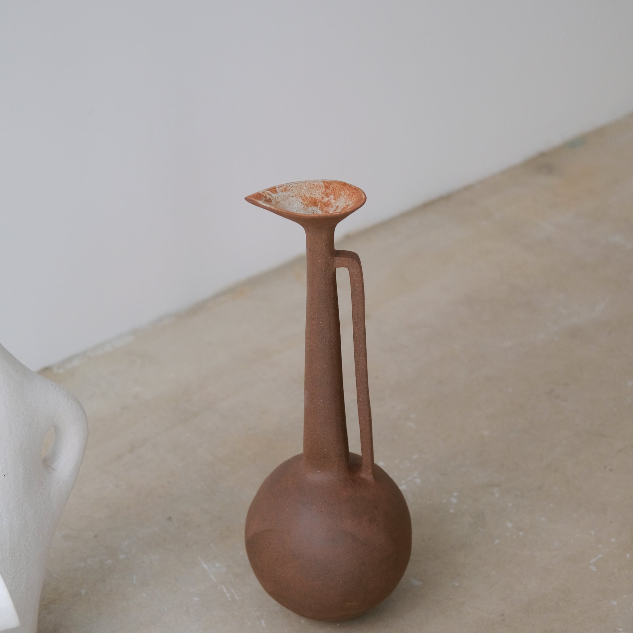 Sculpture "Crane Wife"  H59cm - Ocre de Noe Kuremoto chez Brutal Ceramics