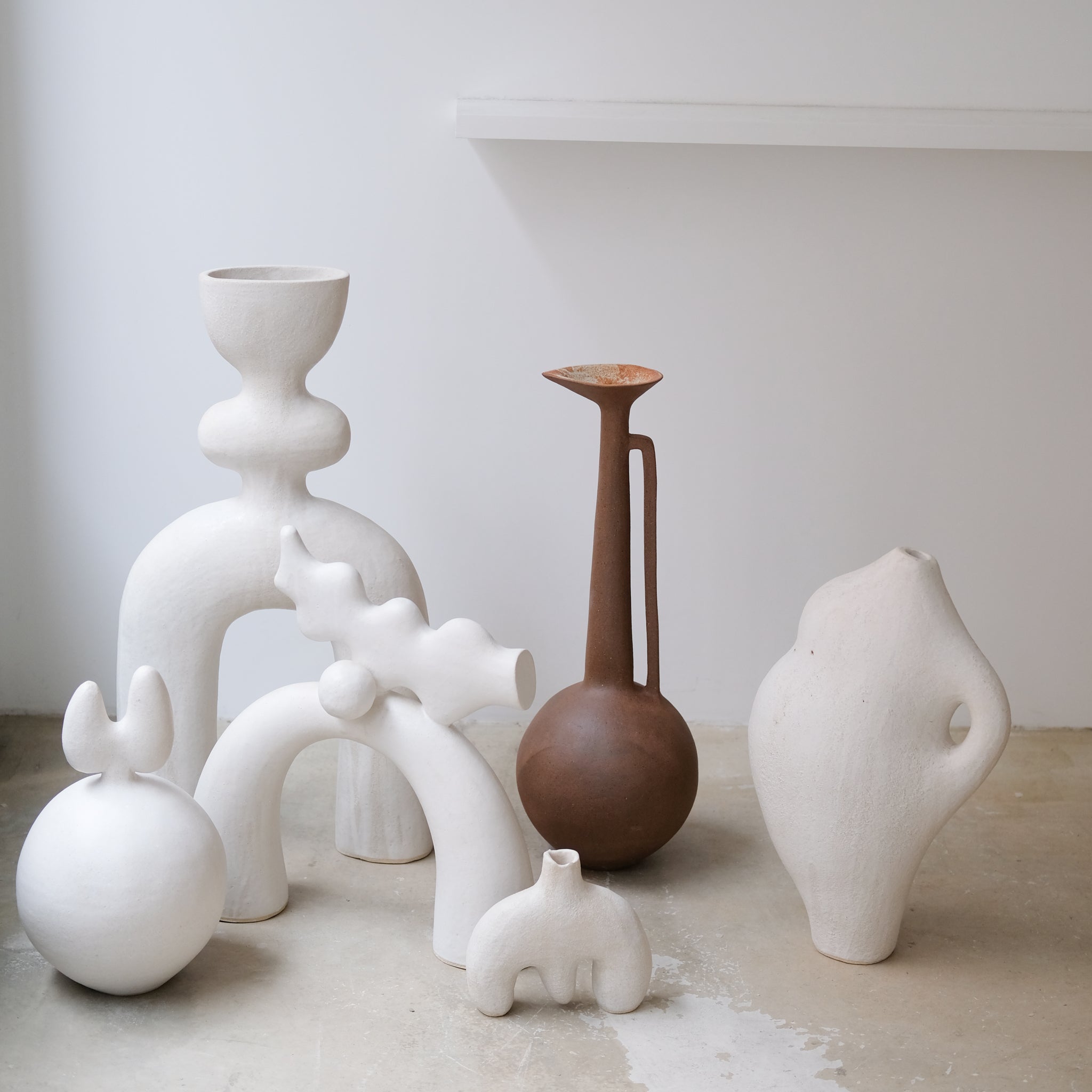 Sculpture "Crane Wife"  H59cm - Ocre de Noe Kuremoto chez Brutal Ceramics