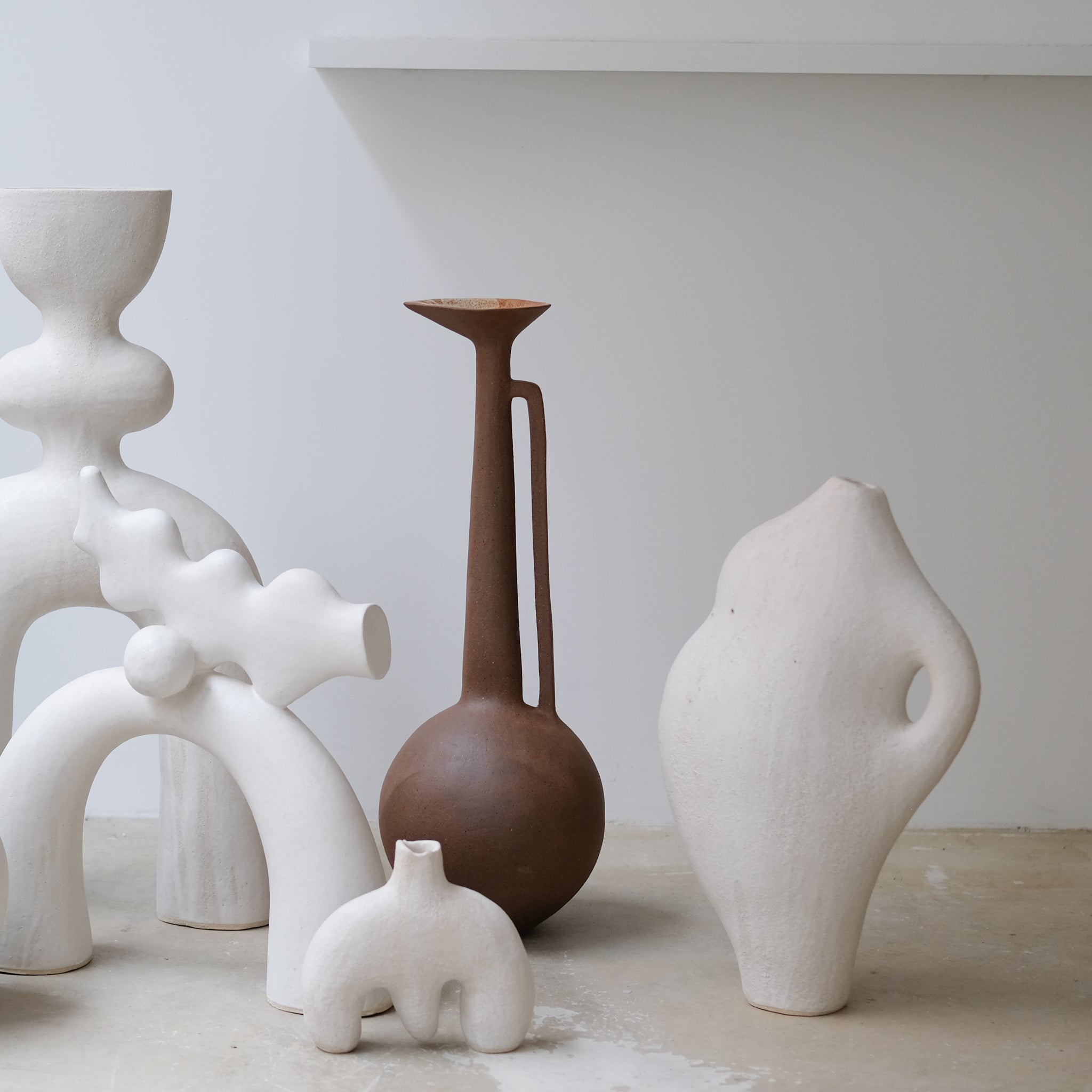 Sculpture "Dogu"  H45cm - Blanc mat - de Noe Kuremoto chez Brutal Ceramics