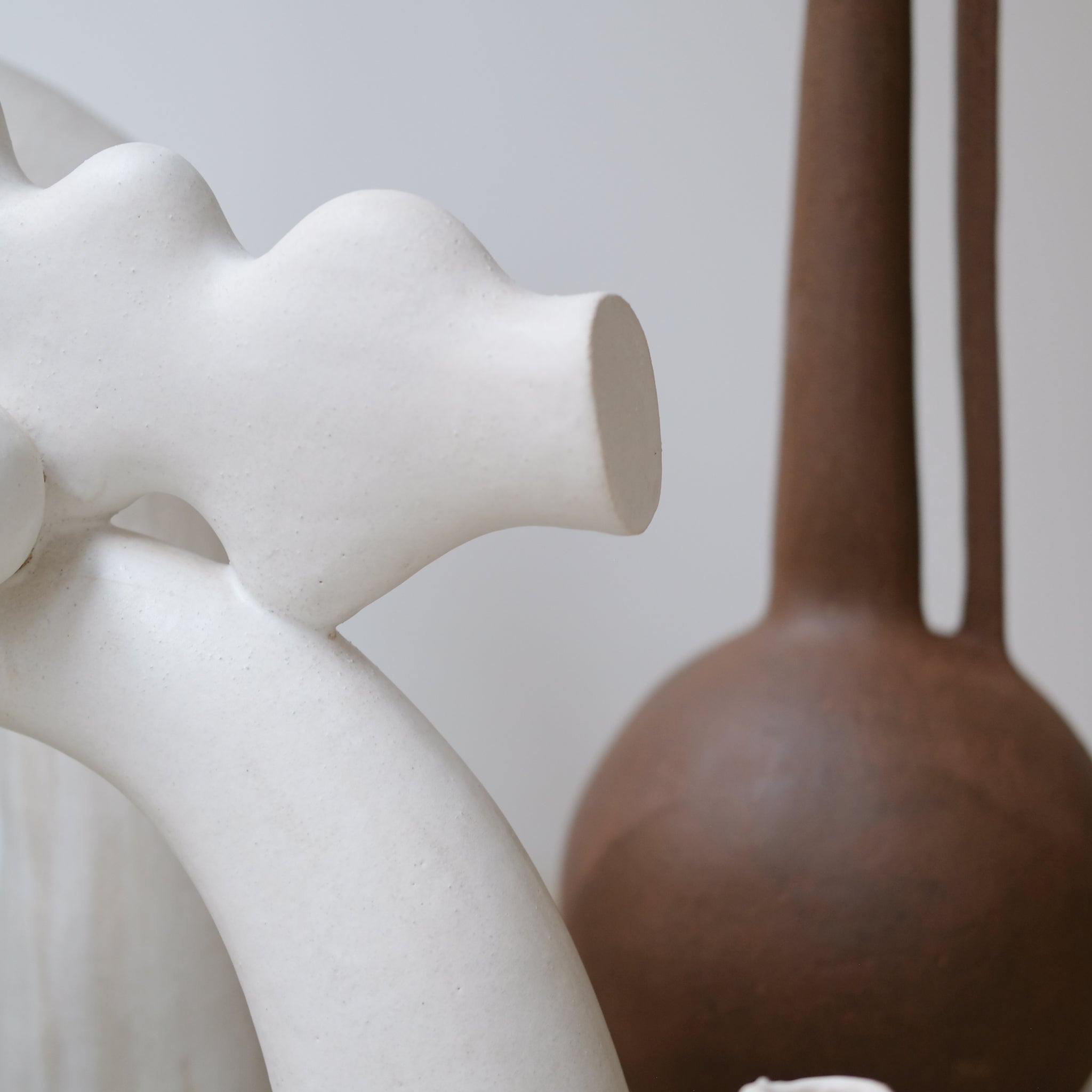 Sculpture "Shimekazari"  H45cm - Blanc mat - de Noe Kuremoto chez Brutal Ceramics