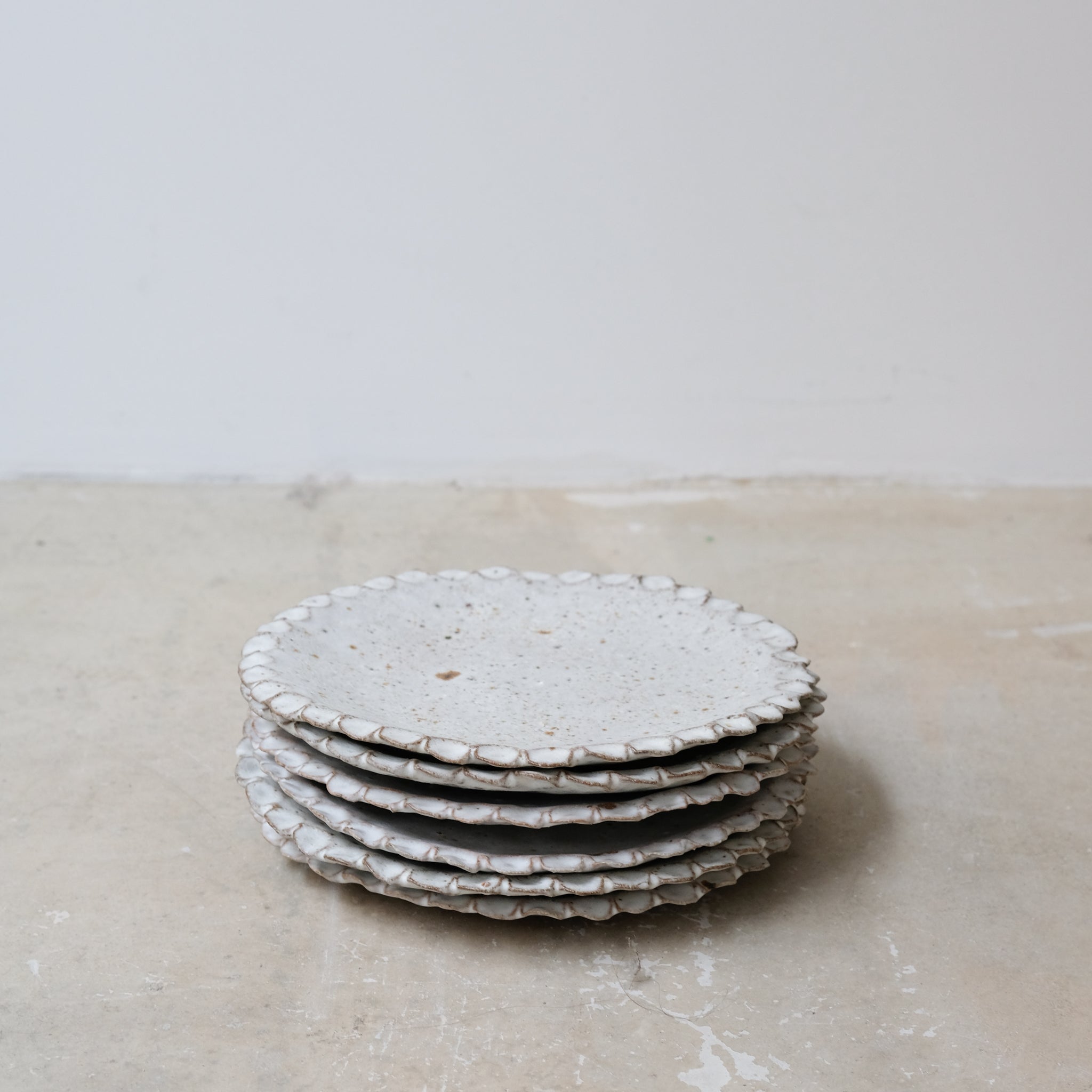 Assiette en terre glanée D 22cm -blanc mat par Potry chez Brutal Ceramics