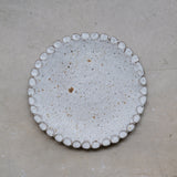 Assiette en terre glanée D 22cm -blanc mat par Potry chez Brutal Ceramics