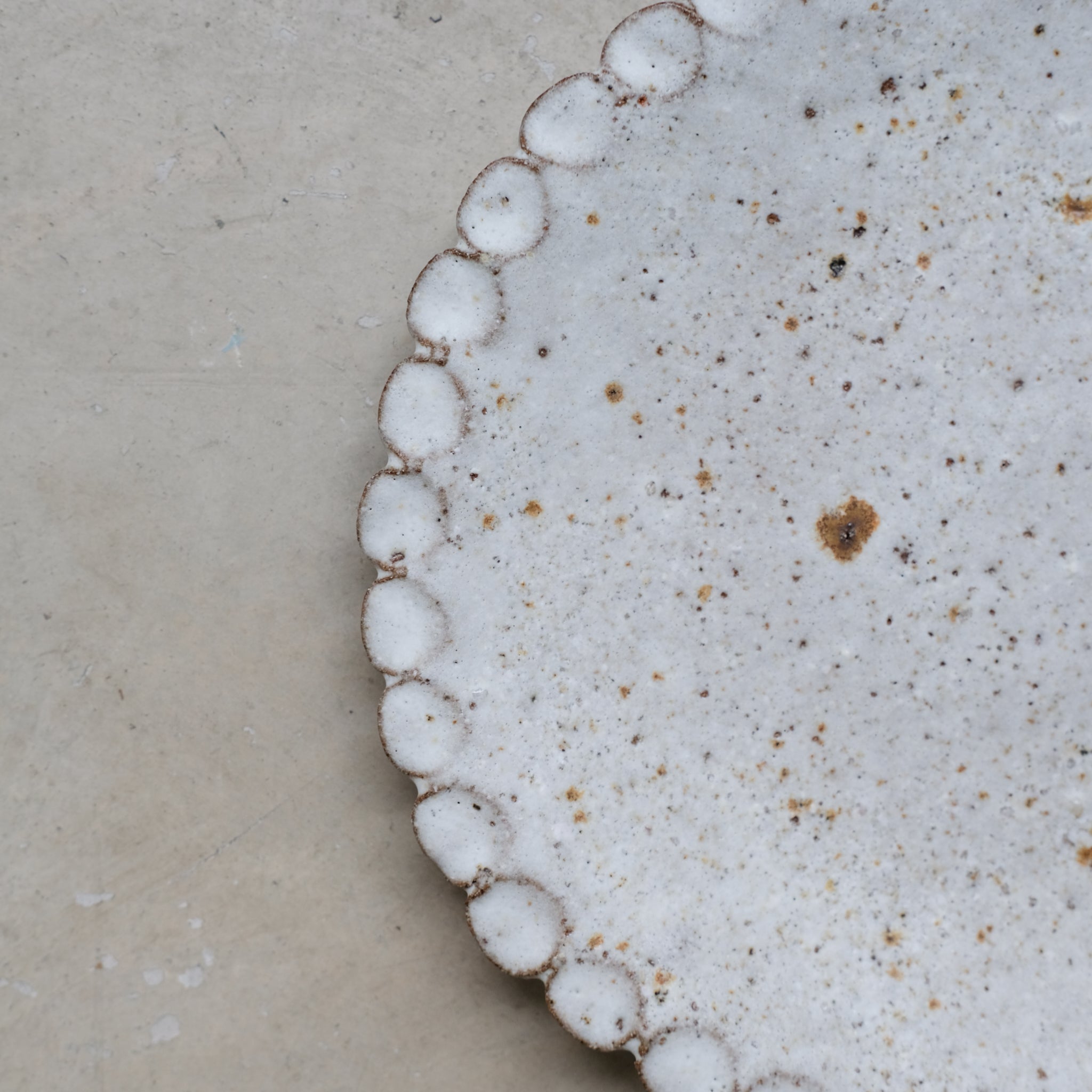 Assiette en terre glanée D 22cm -blanc mat par Potry chez Brutal Ceramics