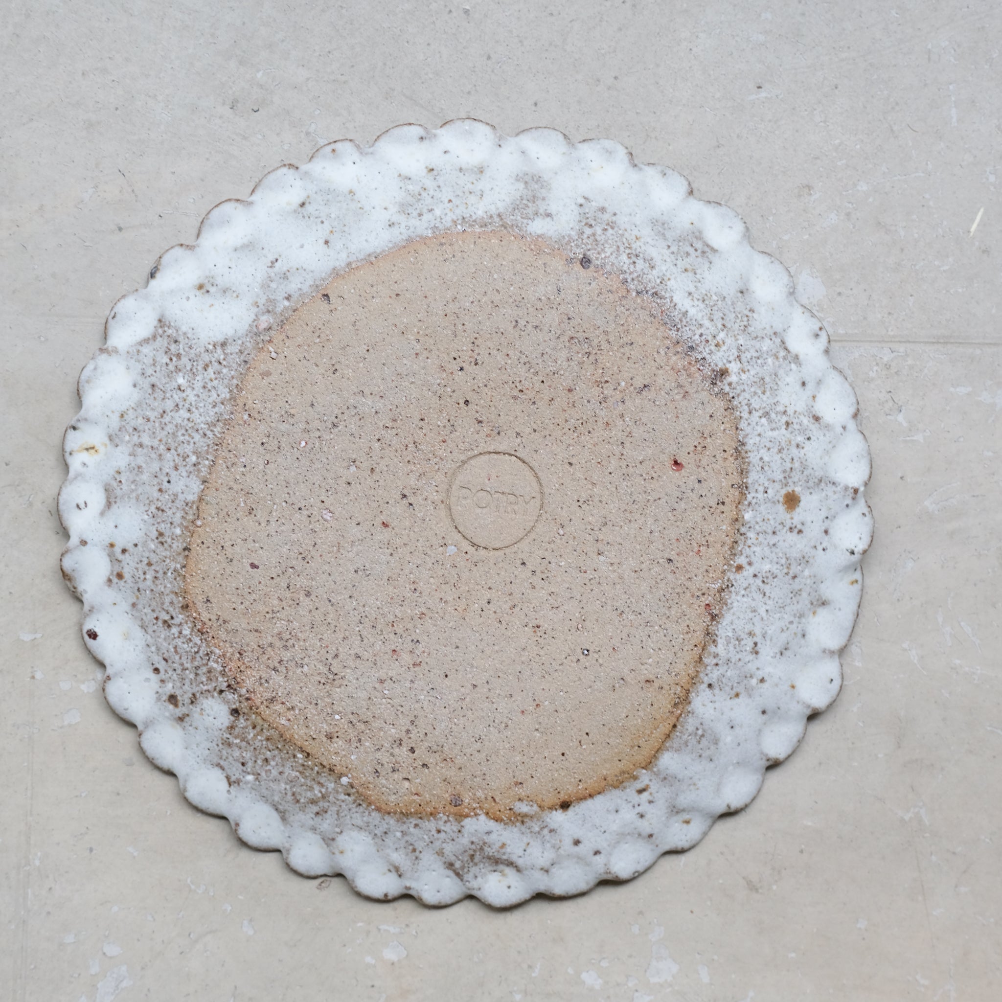 Assiette en terre glanée D 22cm -blanc mat par Potry chez Brutal Ceramics