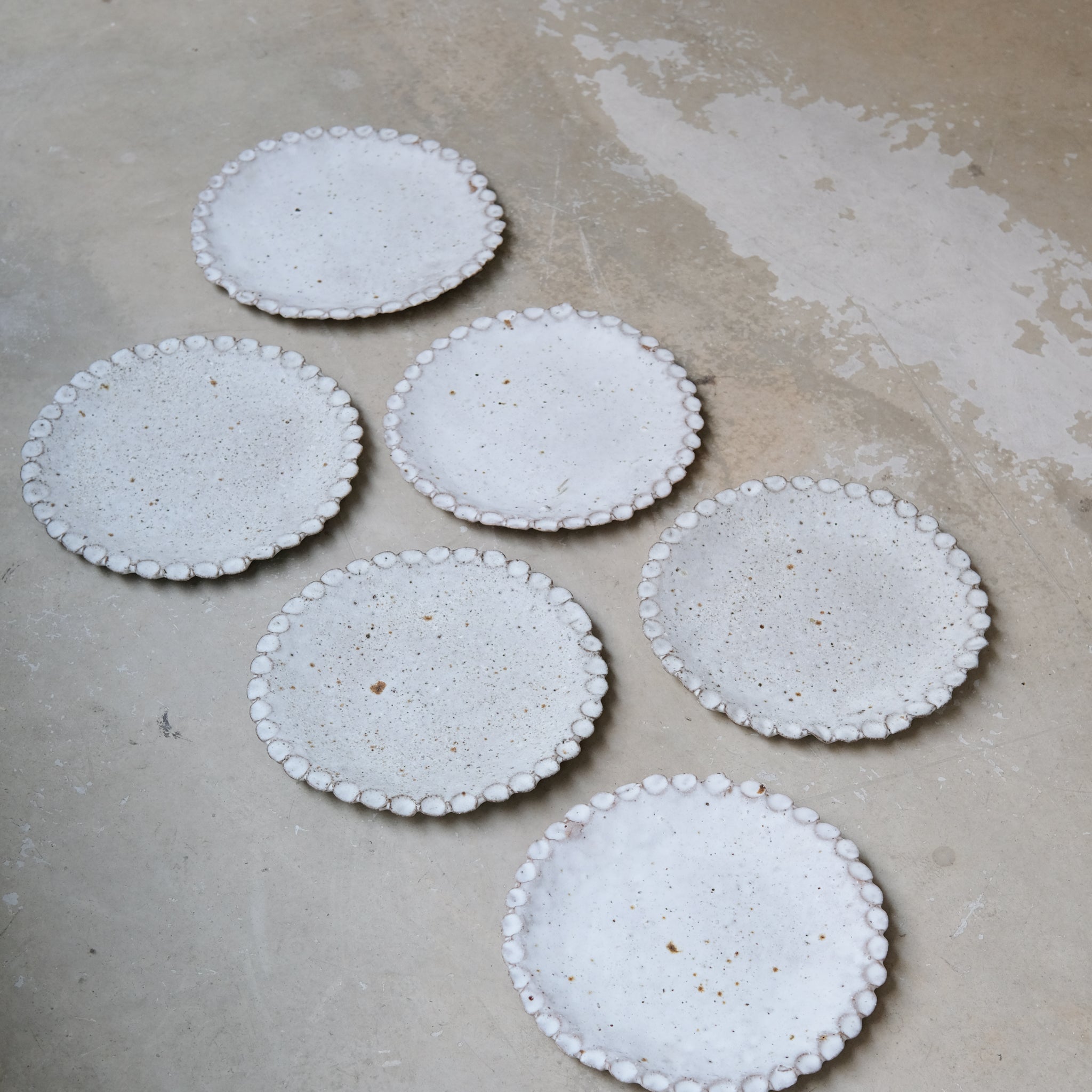 Assiette en terre glanée D 22cm -blanc mat par Potry chez Brutal Ceramics
