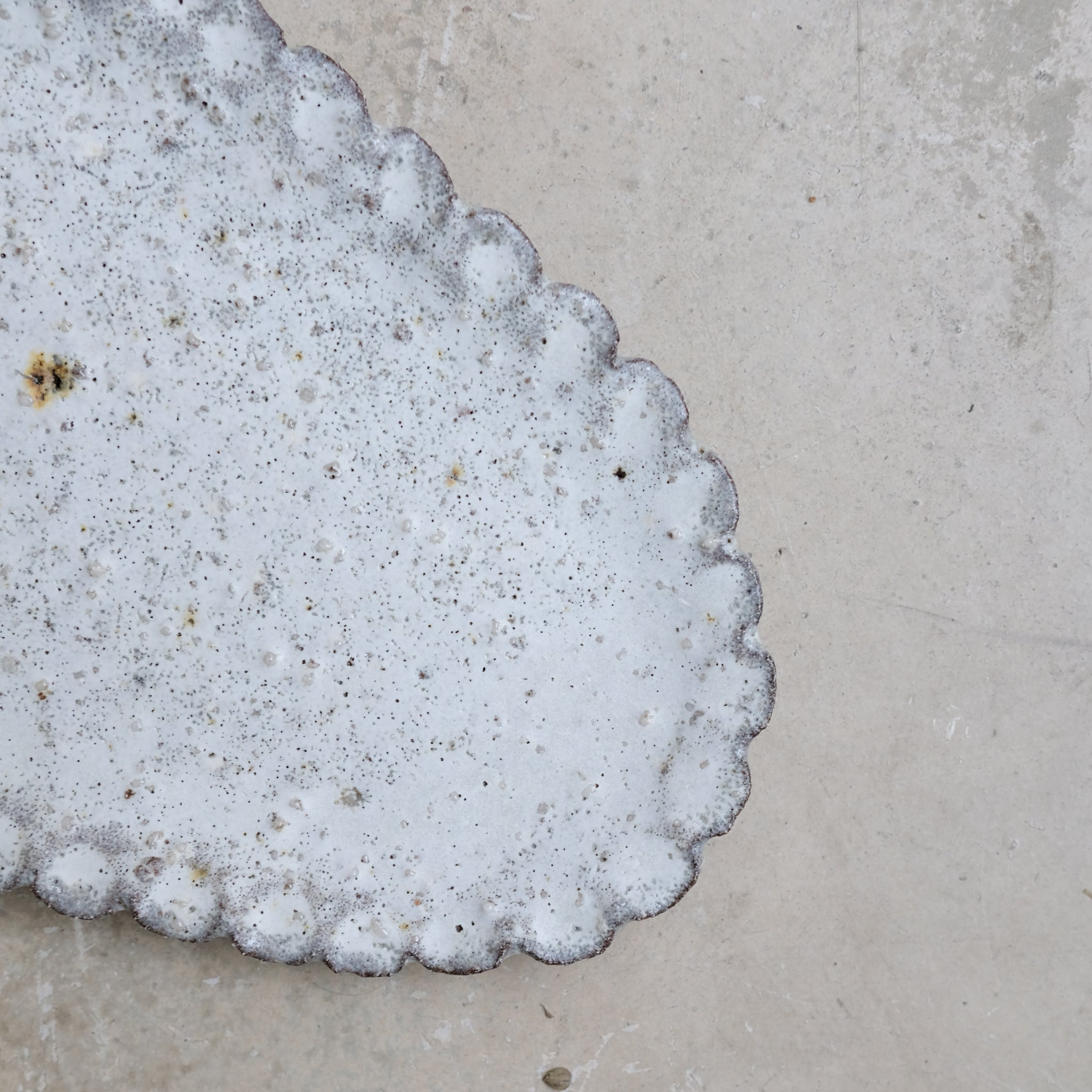 Plat en terre glanée L 40cm - blanc mat par Potry chez Brutal Ceramics