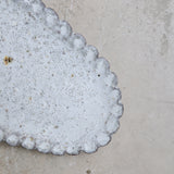 Plat en terre glanée L 40cm - blanc mat par Potry chez Brutal Ceramics