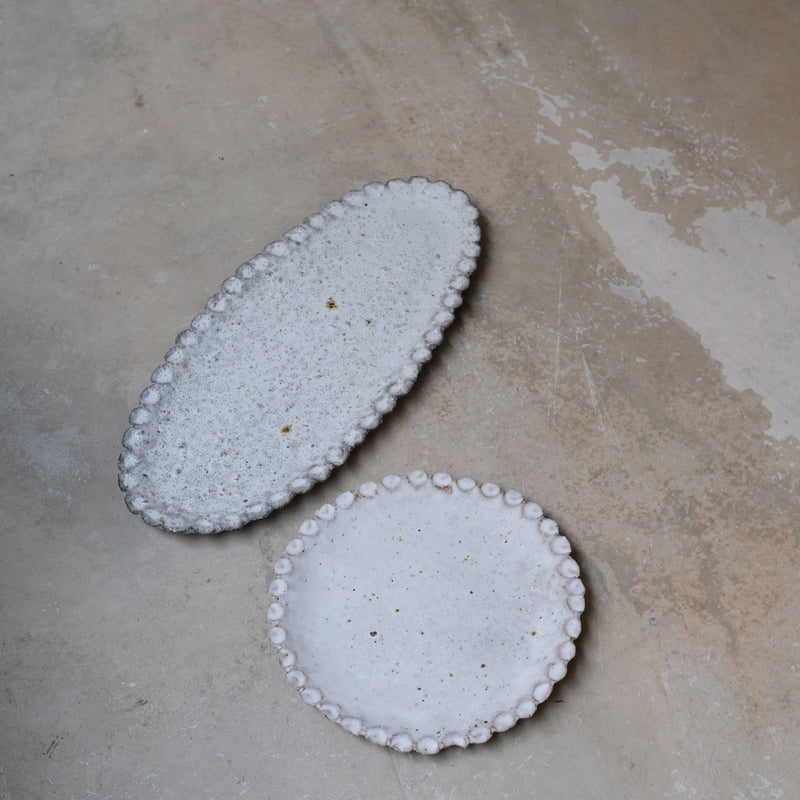 Plat en terre glanée L 40cm - blanc mat par Potry chez Brutal Ceramics