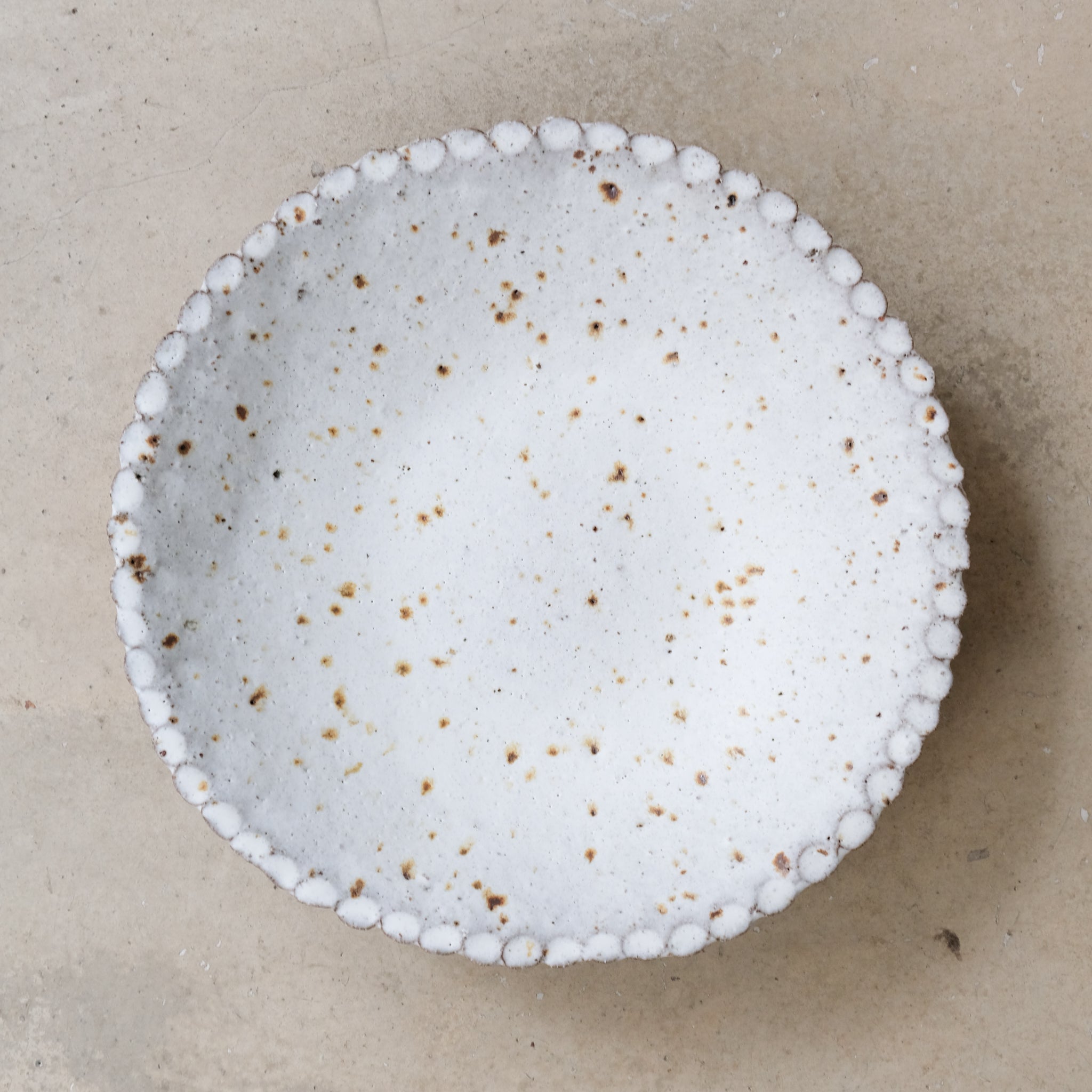 Plat en terre glanée D 31cm - blanc mat par Potry chez Brutal Ceramics