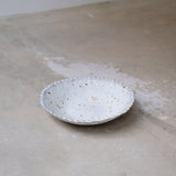 Plat en terre glanée D 31cm - blanc mat par Potry chez Brutal Ceramics