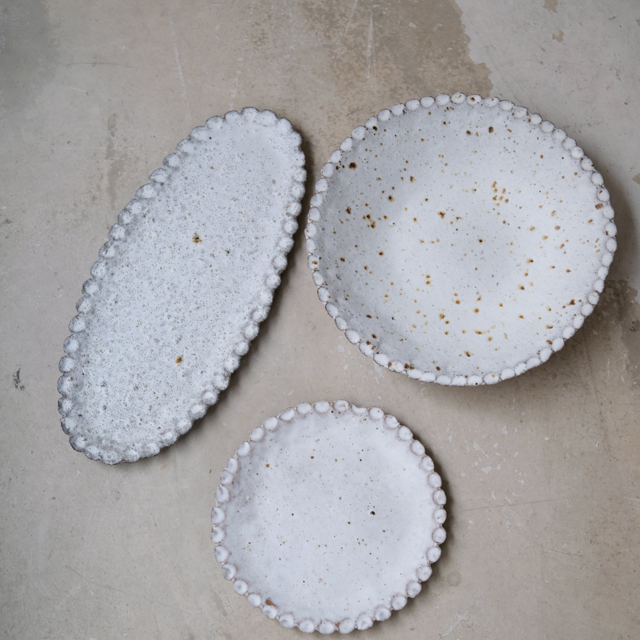 Assiette en terre glanée D 22cm -blanc mat par Potry chez Brutal Ceramics