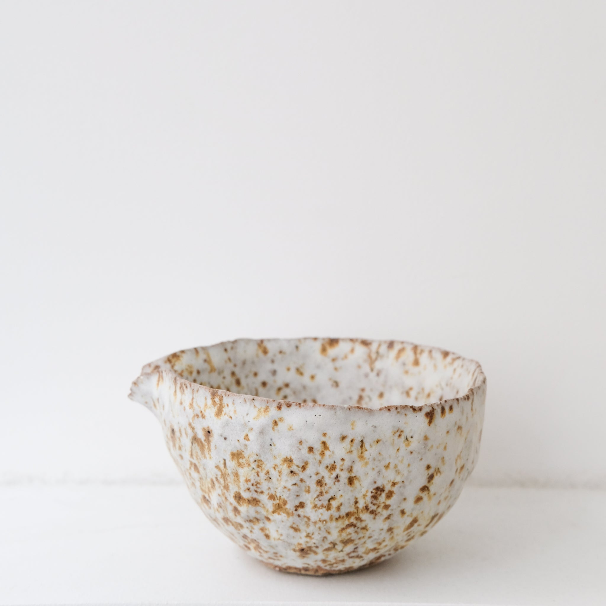 Verseuse 240ml en terre glanée par la céramiste Potry chez Brutal Ceramics
