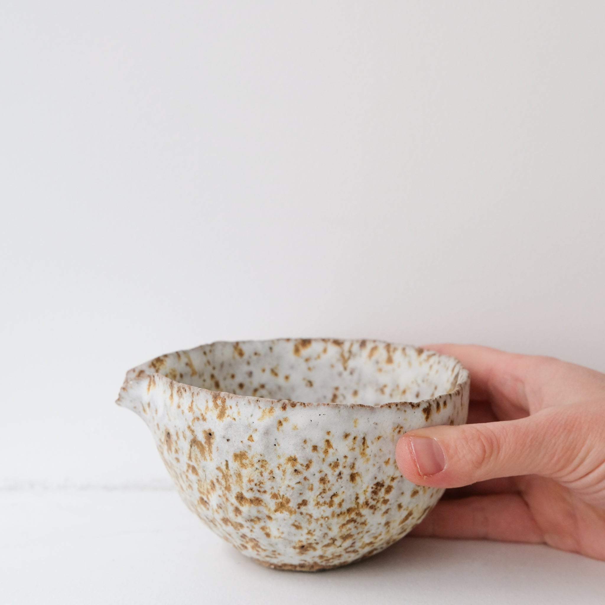 Verseuse 240ml en terre glanée par la céramiste Potry chez Brutal Ceramics