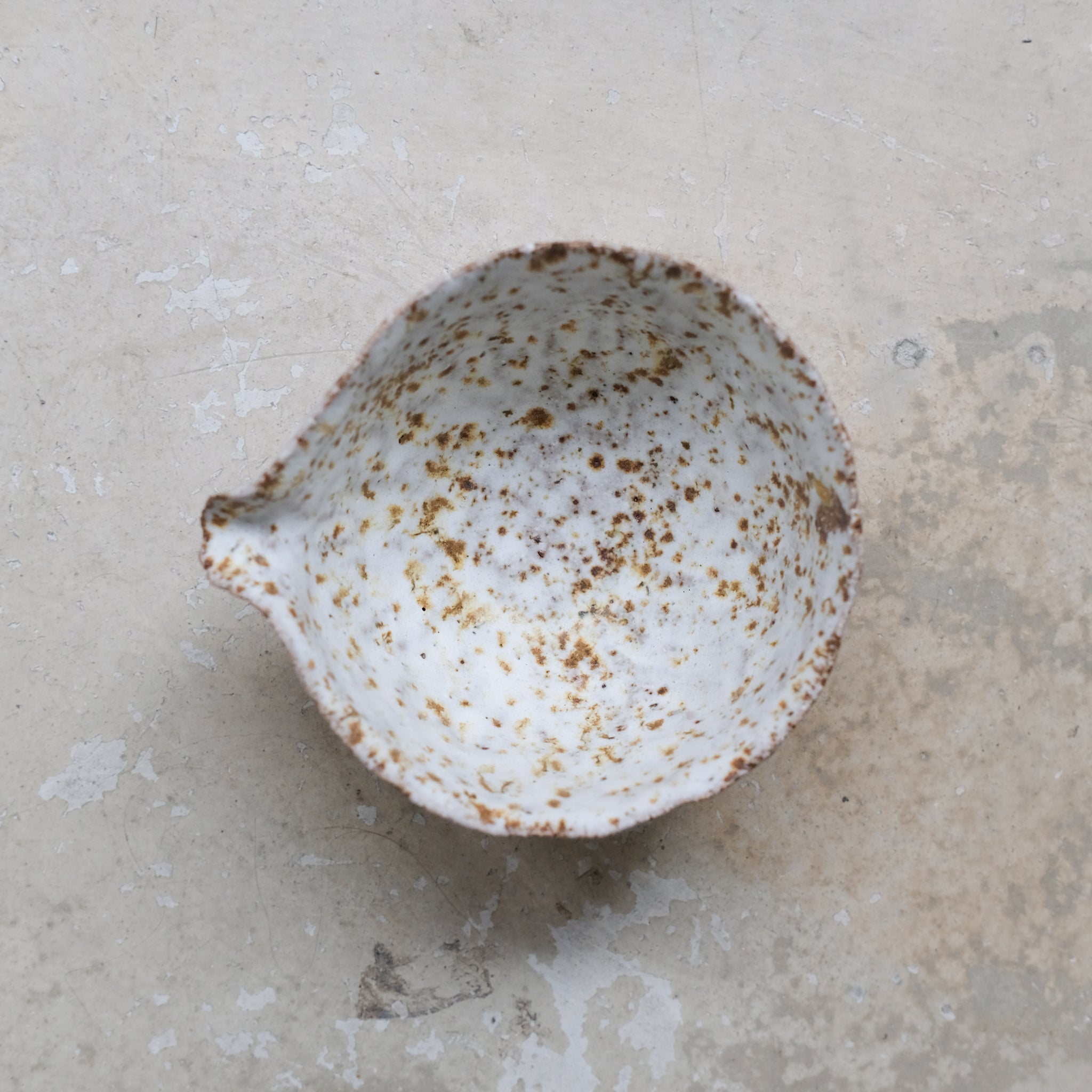 Verseuse 240ml en terre glanée par la céramiste Potry chez Brutal Ceramics