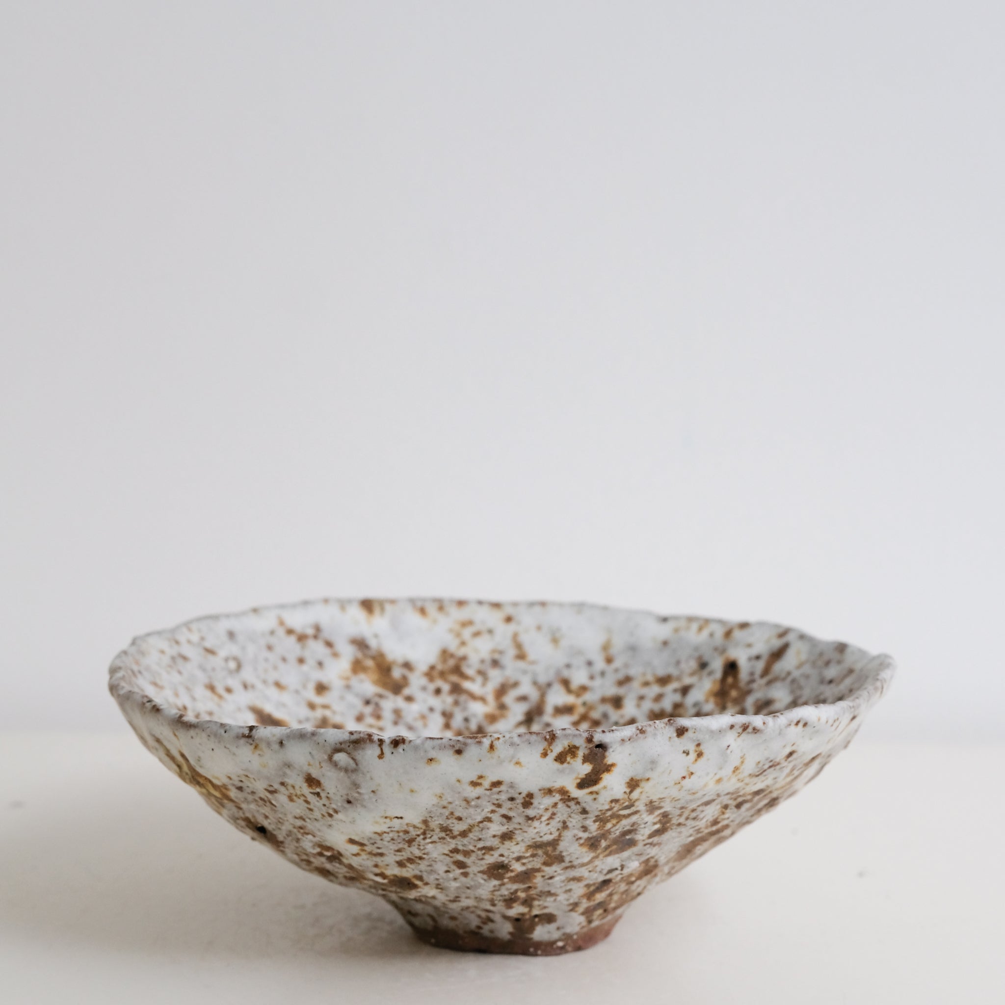 Bol en terre glanée D 20cm - Blanc moucheté par Potry chez Brutal Ceramics