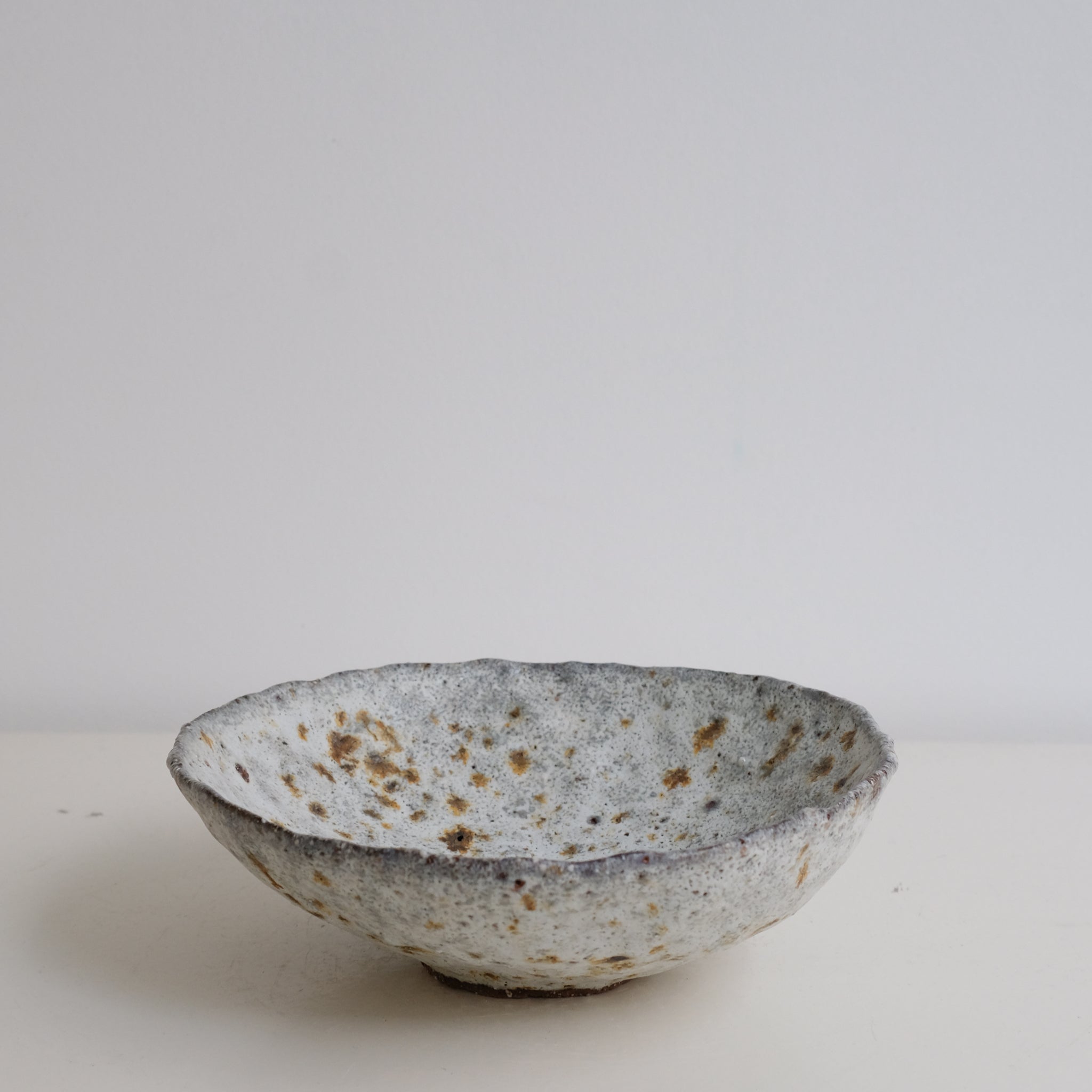 Bol en terre glanée D 19,5cm -Gris et blanc satiné par Potry chez Brutal Ceramics