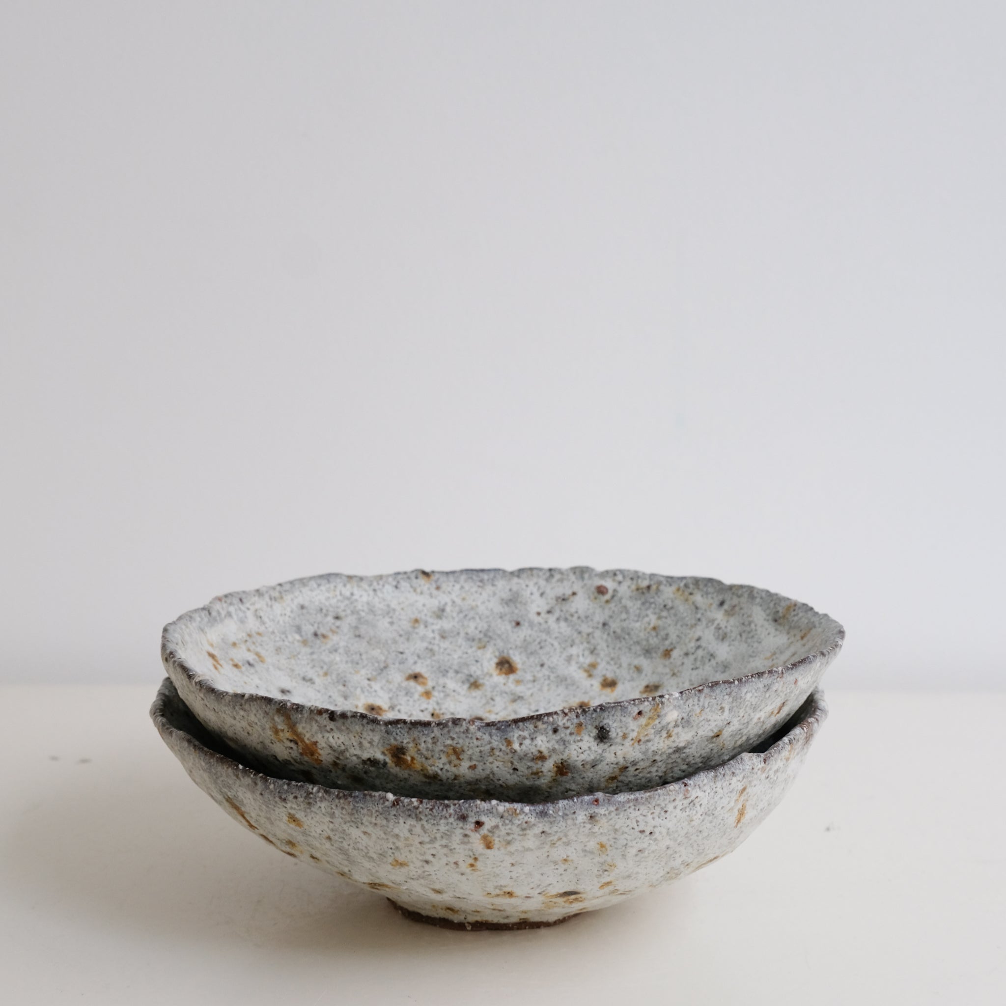 Bol en terre glanée D 19,5cm -Gris et blanc satiné par Potry chez Brutal Ceramics